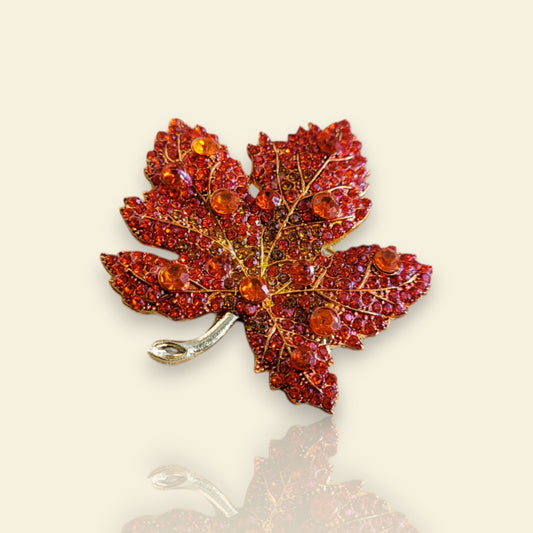 broche dorée Flamboyante, une broche d’une feuille d’érable automnale pour femme