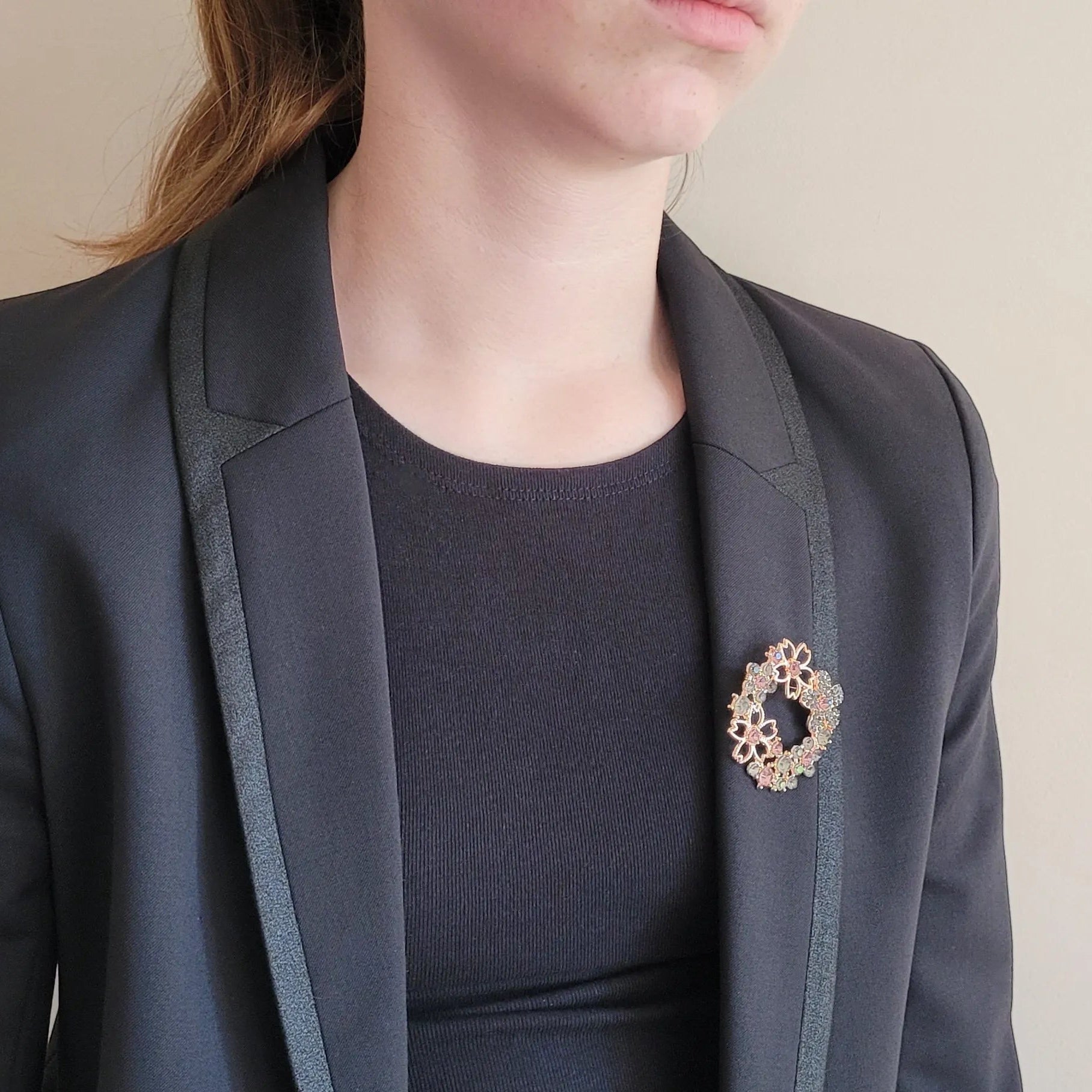 broche dorée Flore, une broche en forme de couronne de strass et fleurs pour femme chic