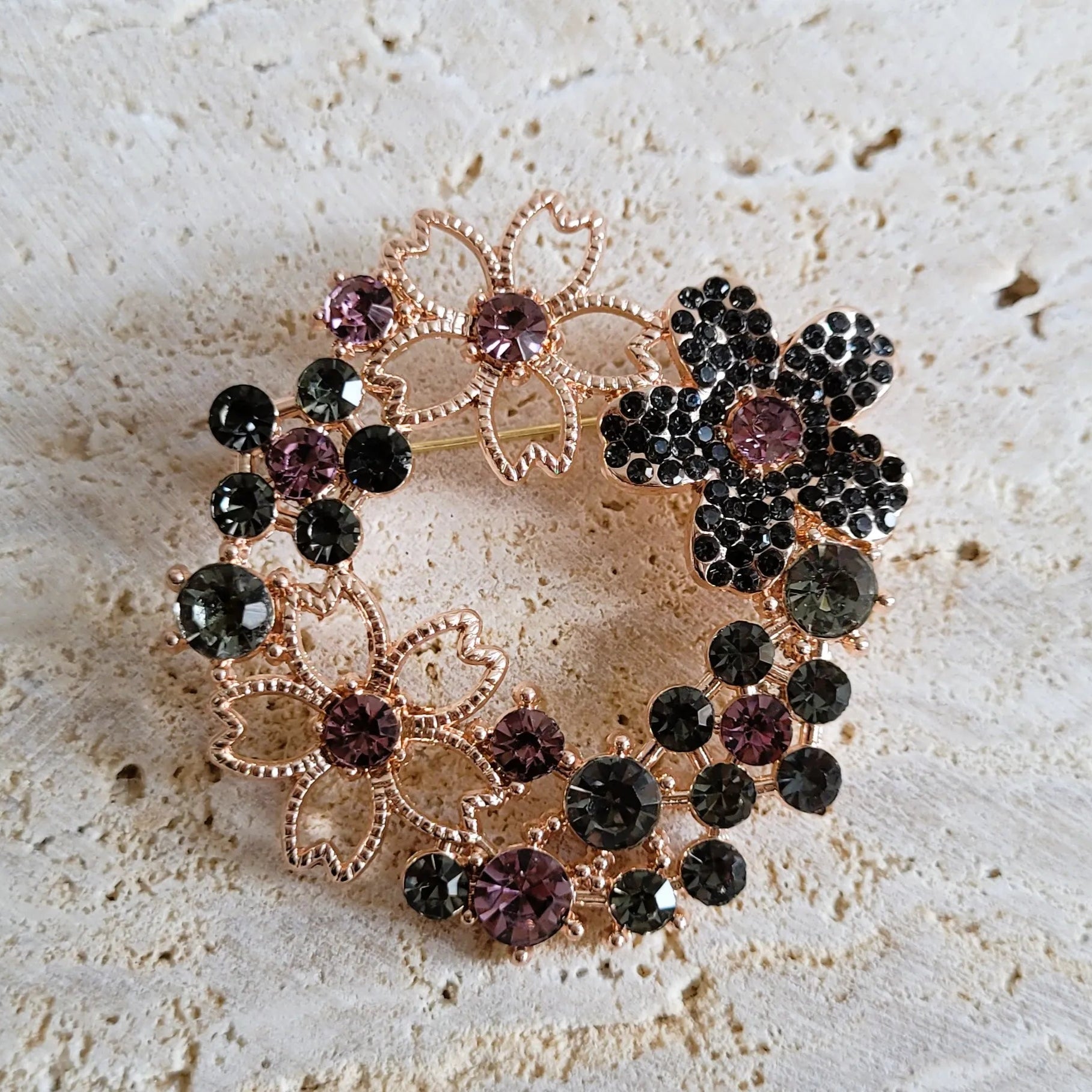 une broche dorée Flore de luxe en couronne de strass et fleurs 