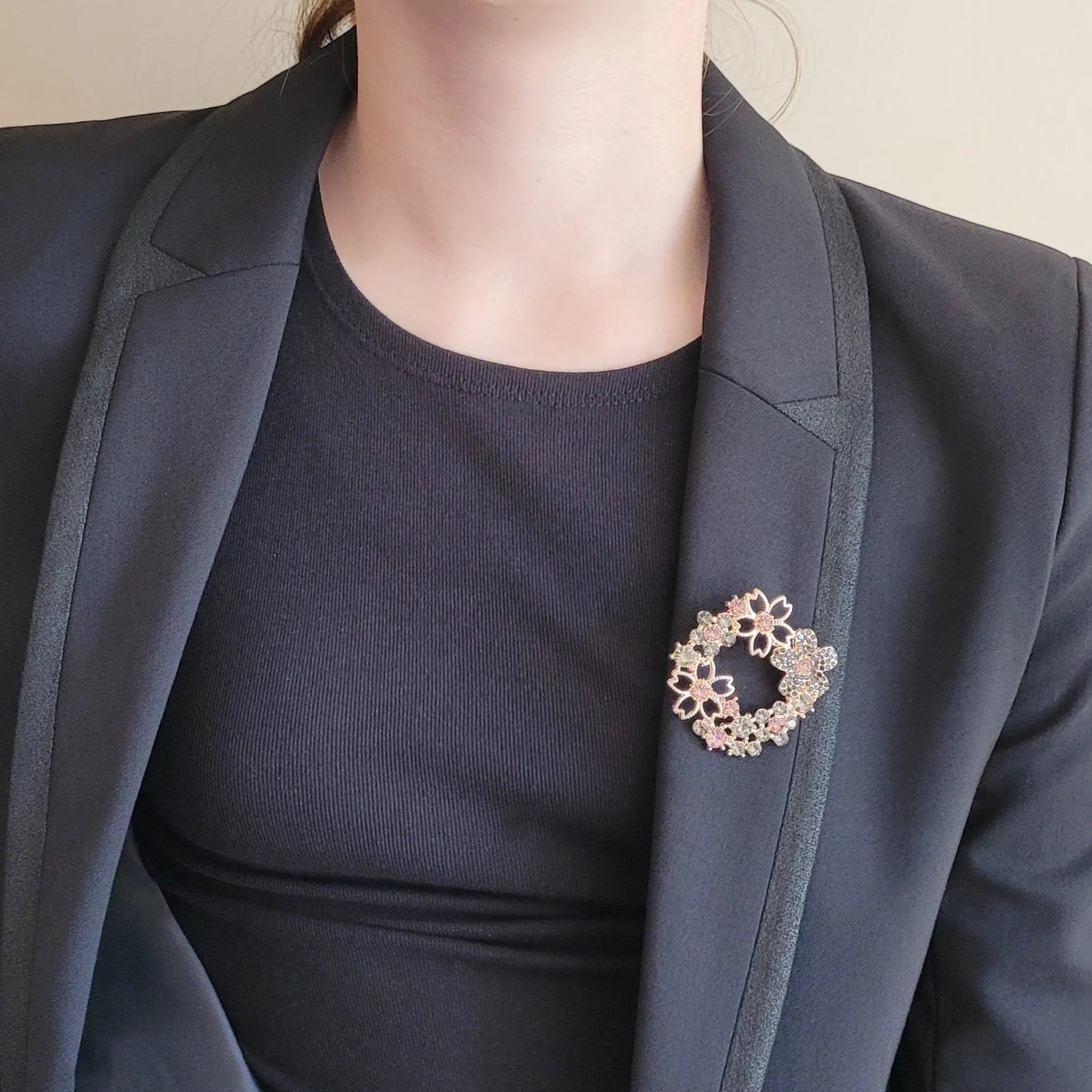 broche dorée Flore, une broche en forme de couronne de strass et fleurs pour vêtement de femme