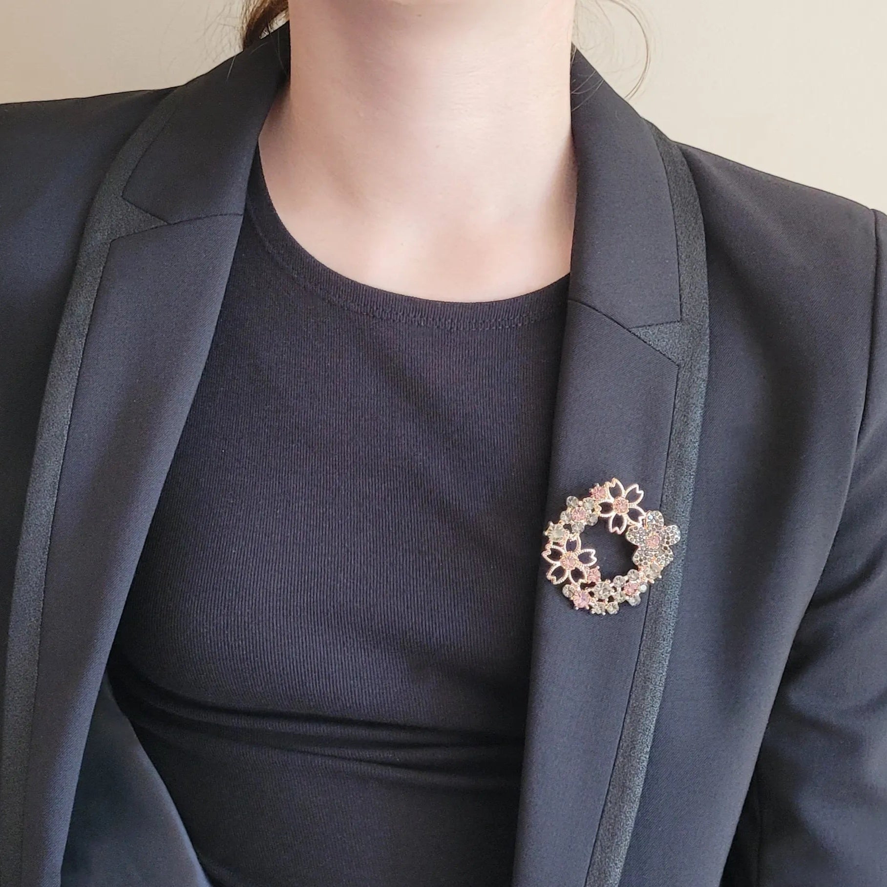 broche dorée Flore, une broche en forme de couronne de strass et fleurs pour vêtement de femme