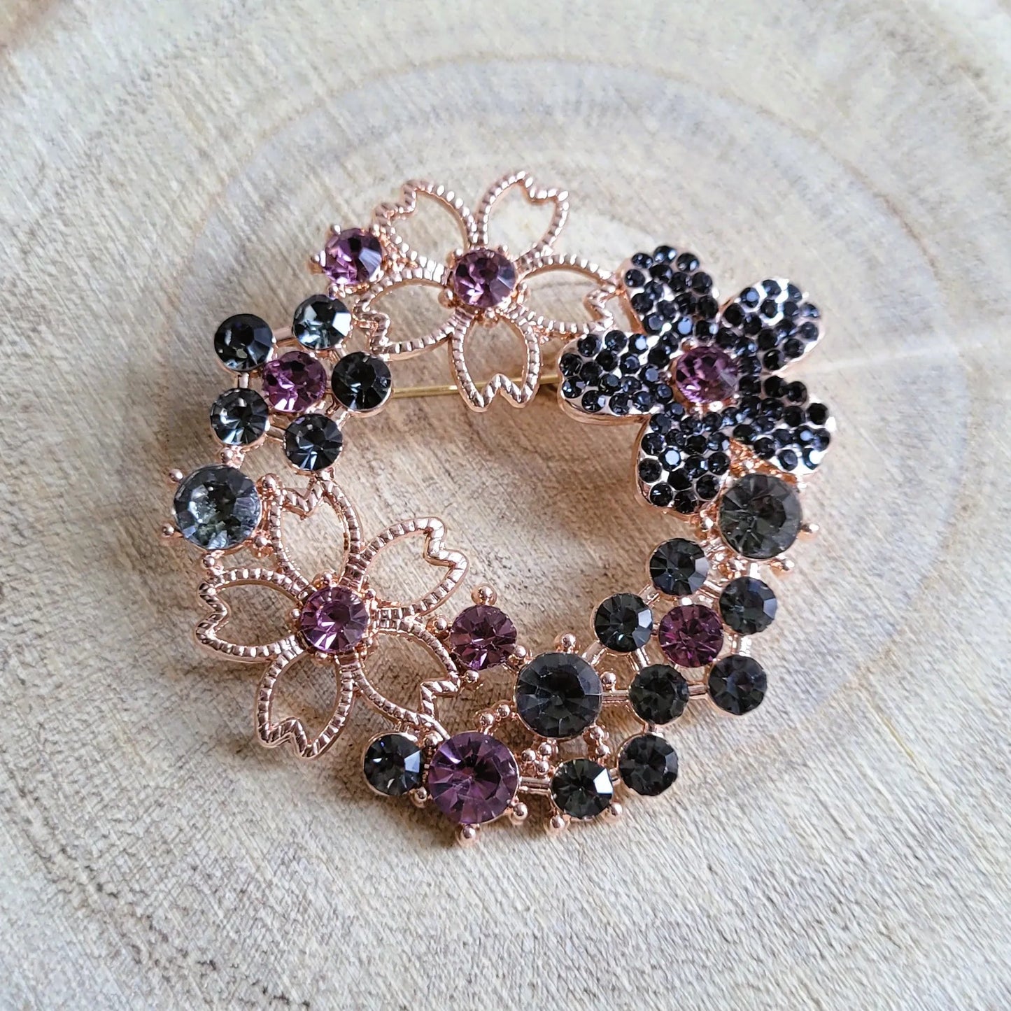 broche dorée Flore en couronne de strass et fleurs de la collection de broches bijoux