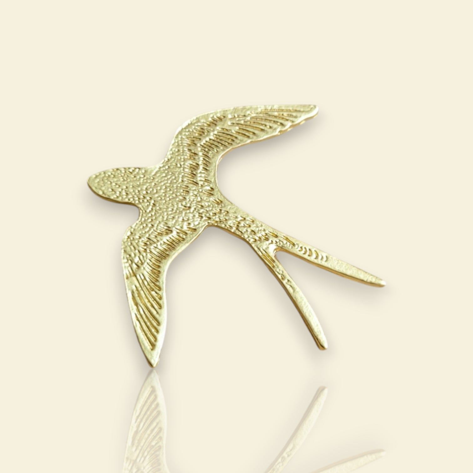 broche dorée Hyrondel, une broche d’une hirondelle texturée pour femme chic