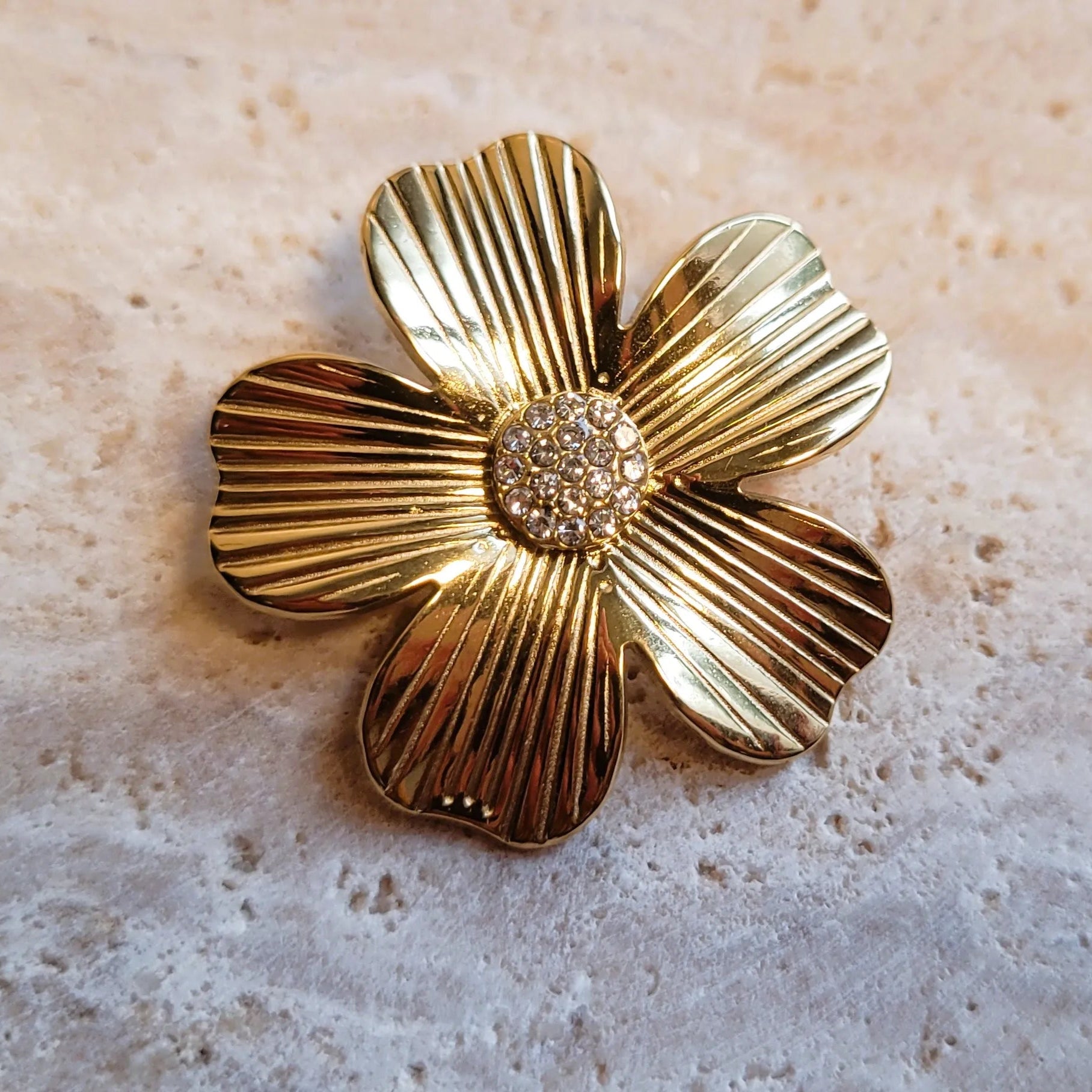 broche dorée Jasmin, une broche d’une fleur au pistil de strass pour vêtement