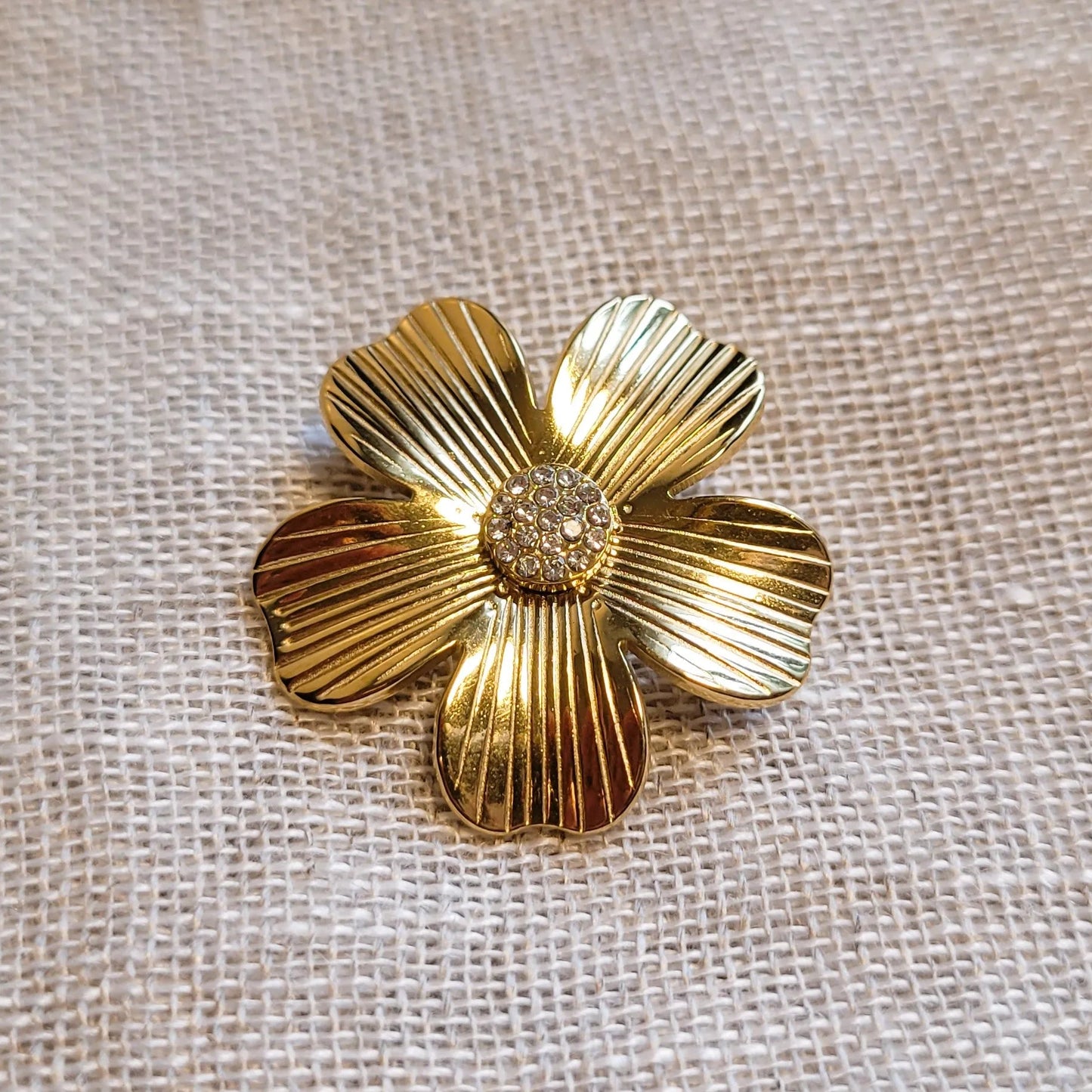broche dorée Jasmin, une broche en acier inoxydable pour vêtement