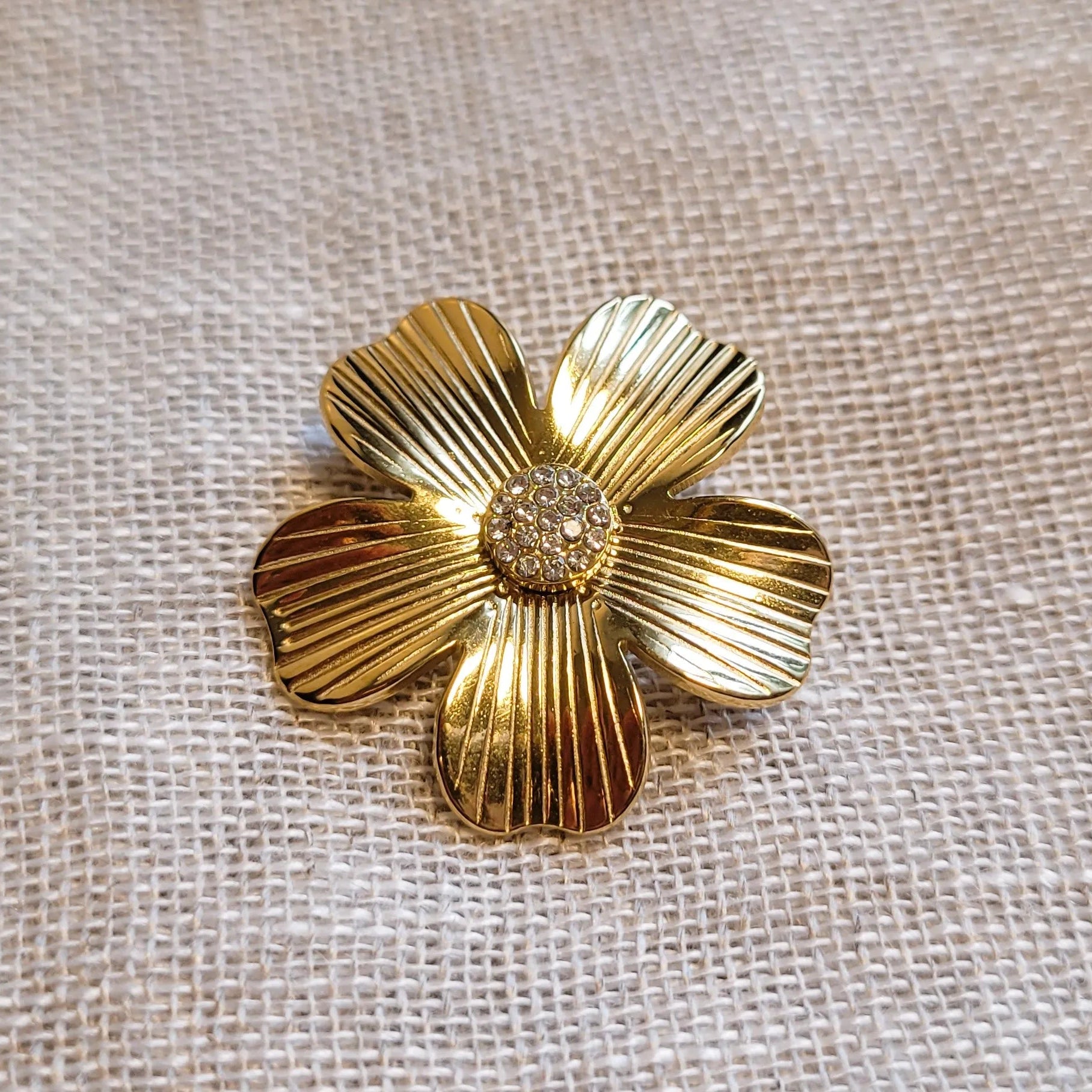broche dorée Jasmin, une broche en acier inoxydable pour vêtement
