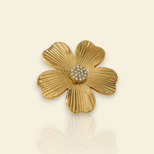 broche dorée Jasmin, une broche d’une fleur au pistil de strass pour vêtement de femme