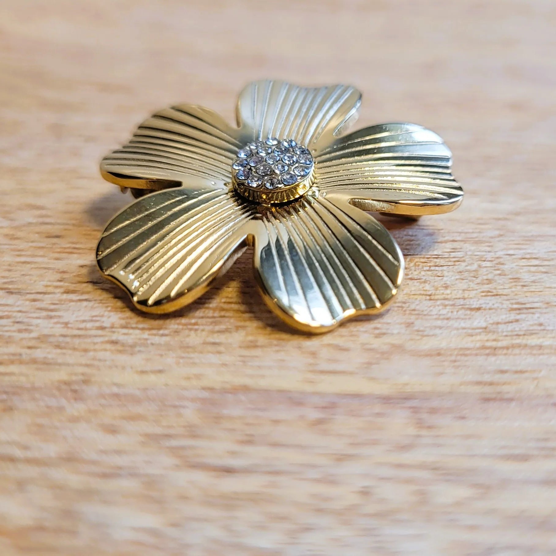 broche dorée Jasmin, une broche en acier inoxydable pour vêtement de femme