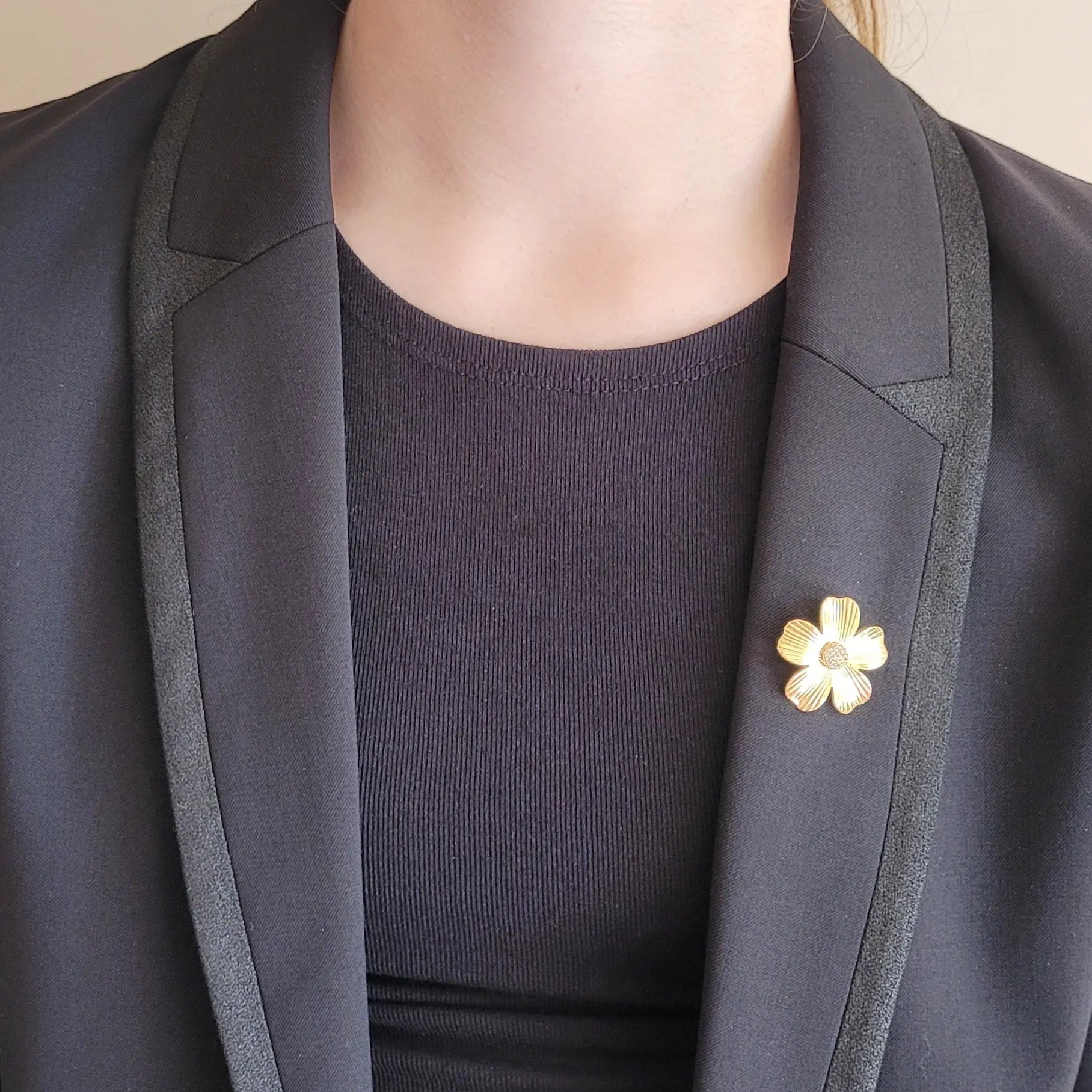 broche dorée Jasmin d’une fleur au pistil de strass de la collection de broches bijoux
