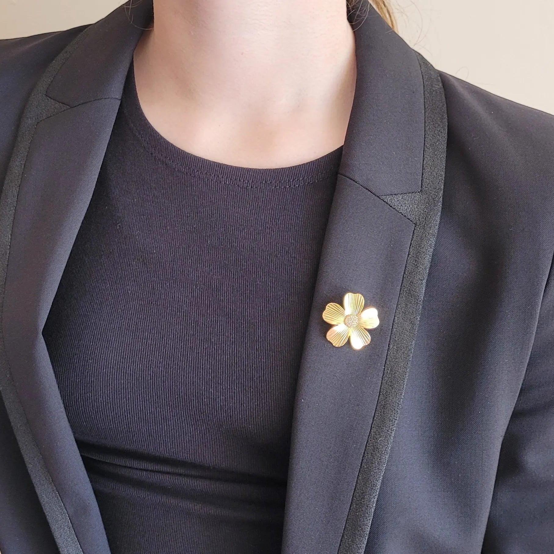 broche dorée Jasmin en acier inoxydable de la collection de broches bijoux