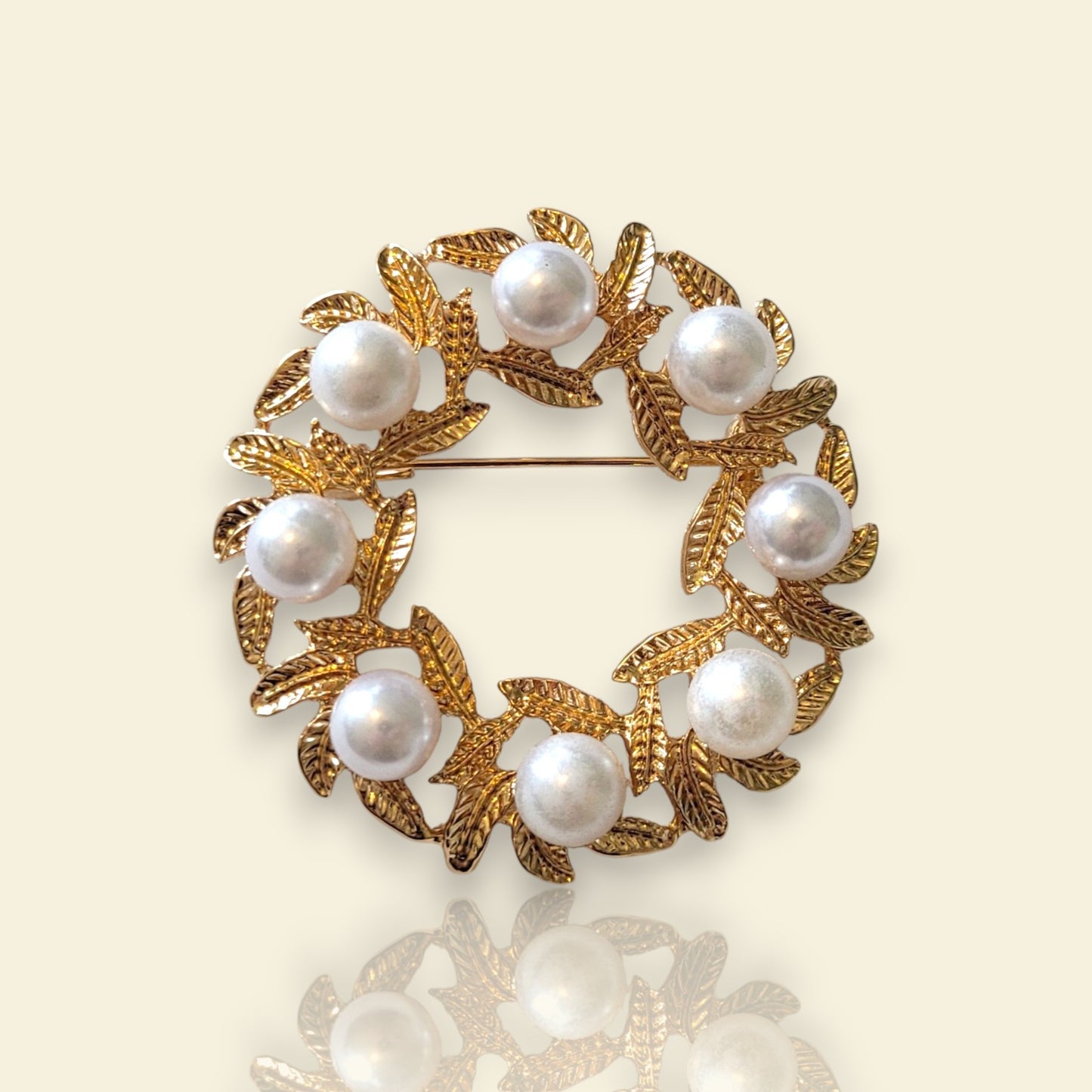 broche dorée Lauréa en couronne de feuilles de laurier et perles nacrées de la collection de broches bijoux