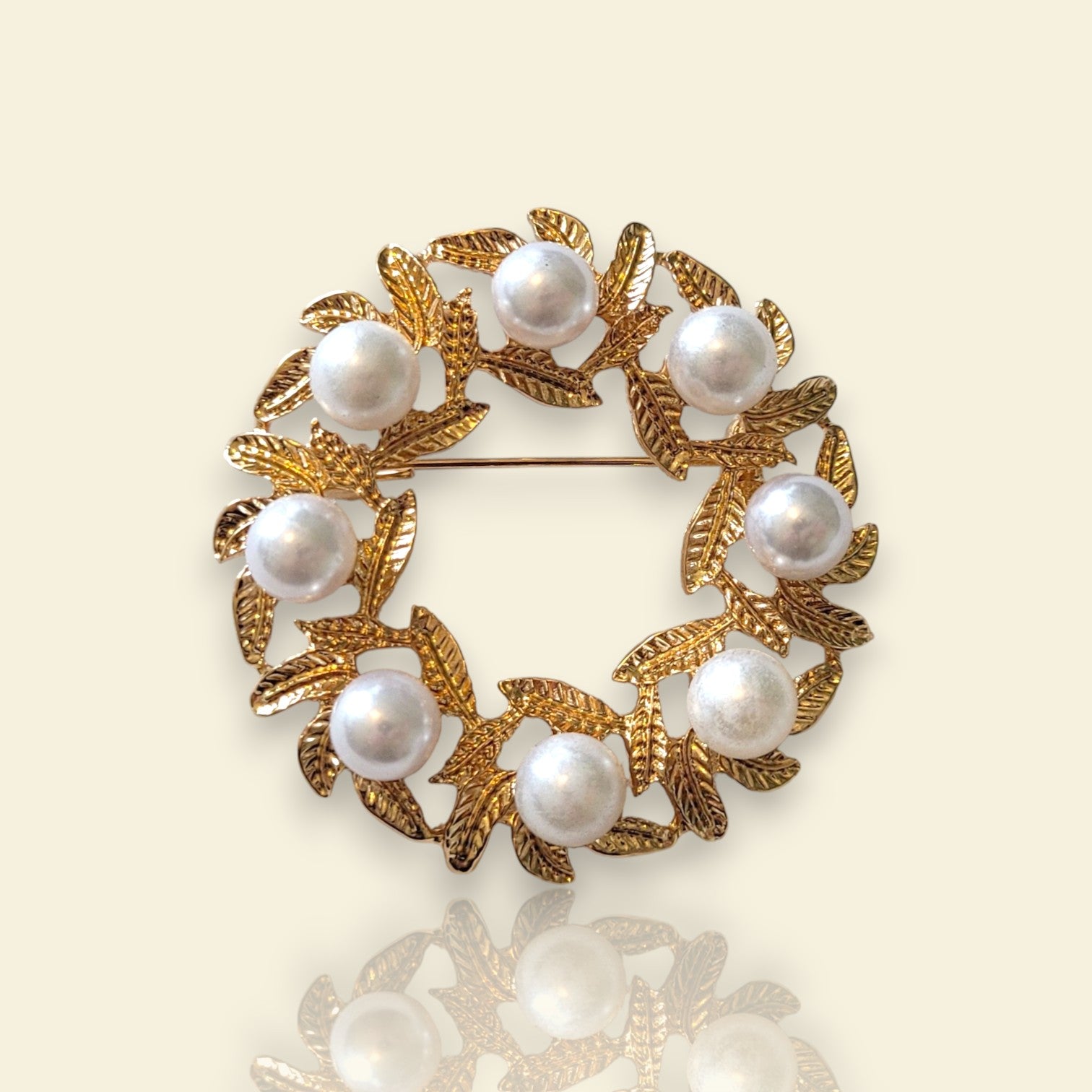 broche dorée Lauréa en couronne de feuilles de laurier et perles nacrées de la collection de broches bijoux