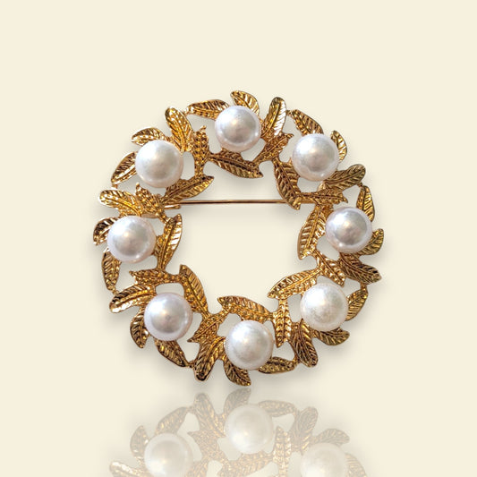 broche dorée Lauréa en couronne de feuilles de laurier et perles nacrées de la collection de broches bijoux