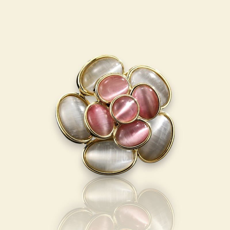 broche dorée Maïa, une broche pleine de douceur pour vêtement de femme