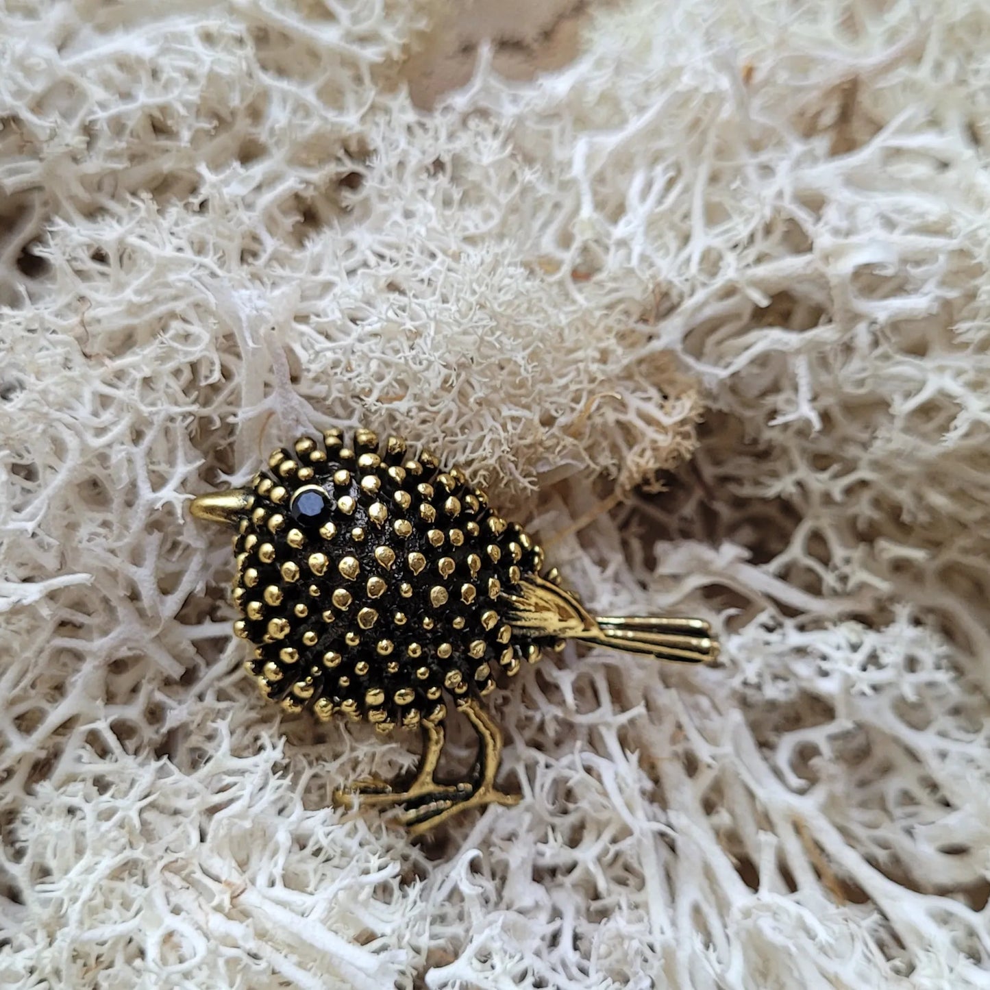 broche dorée Marlo, un bijou oiseau tendance