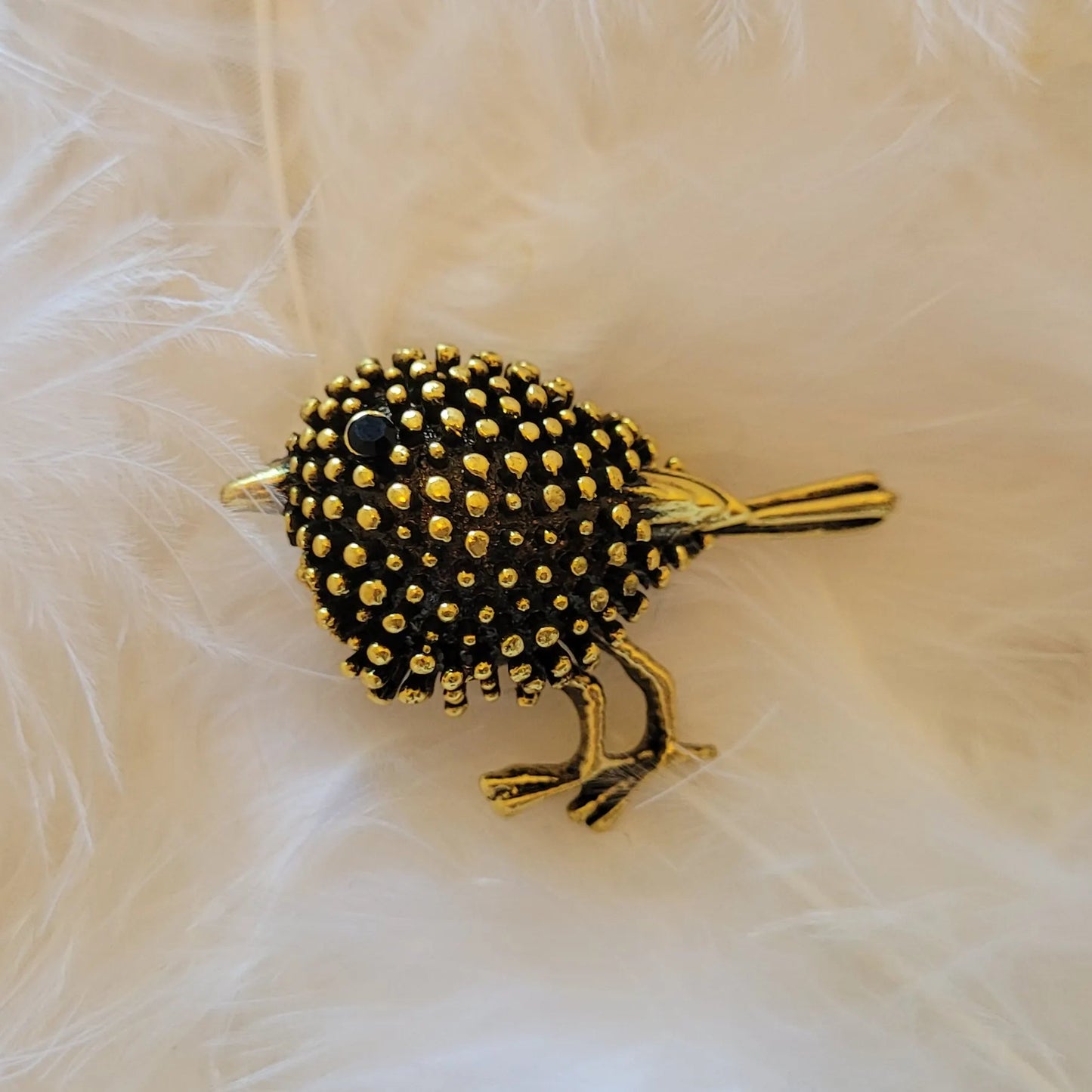 broche dorée Marlo, une broche oiseau design, un bijou tendance