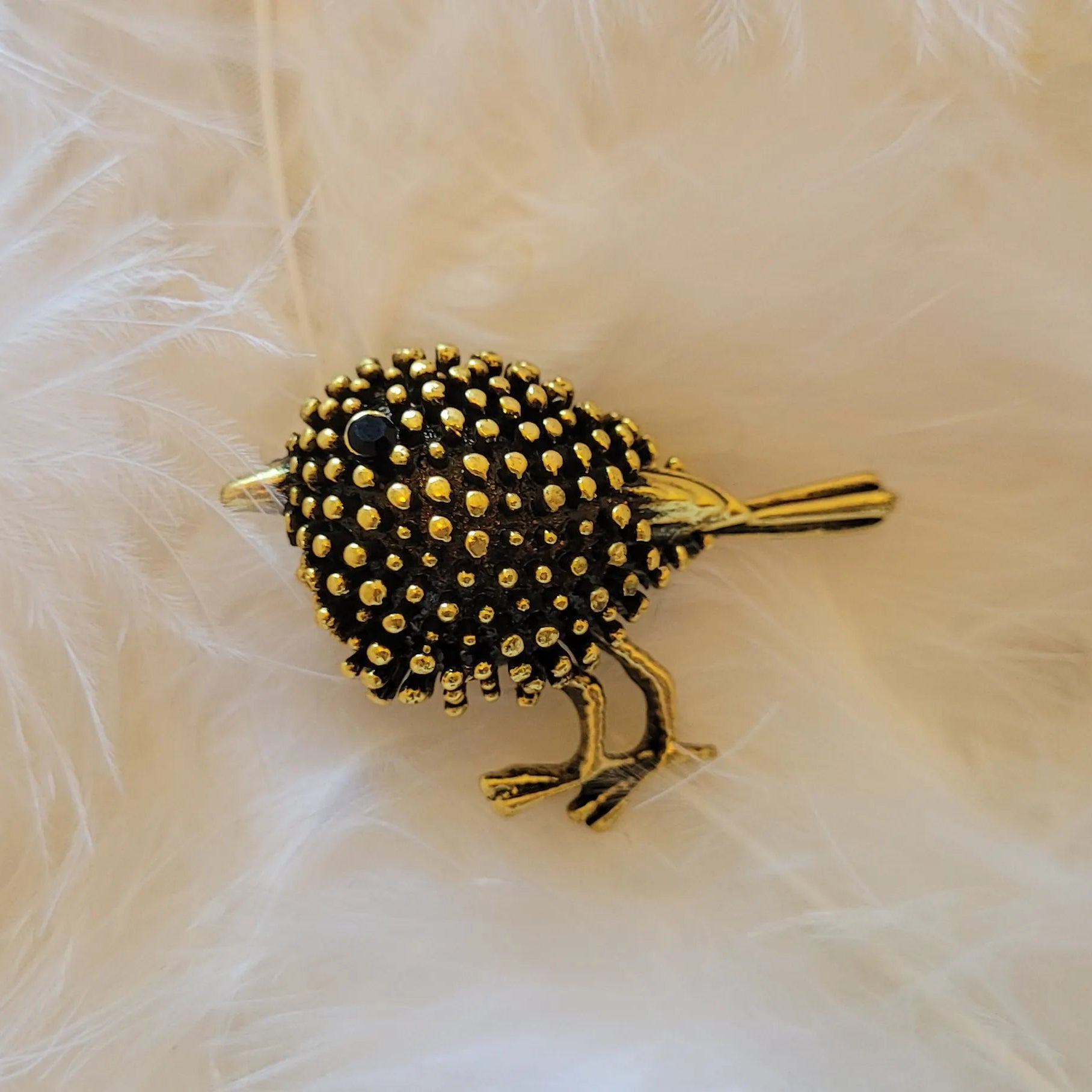 broche dorée Marlo, une broche oiseau design, un bijou tendance