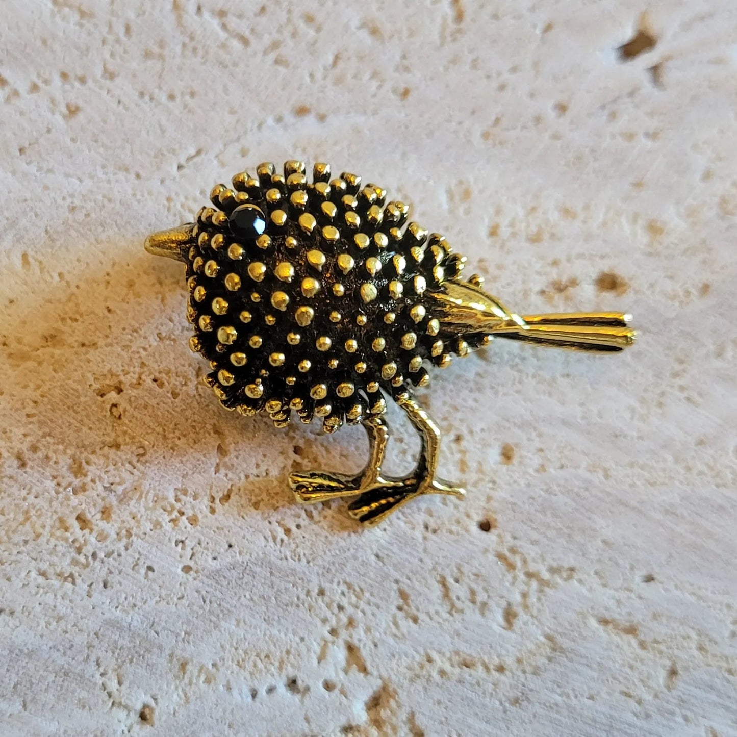 broche dorée Marlo, une broche oiseau design et charmante