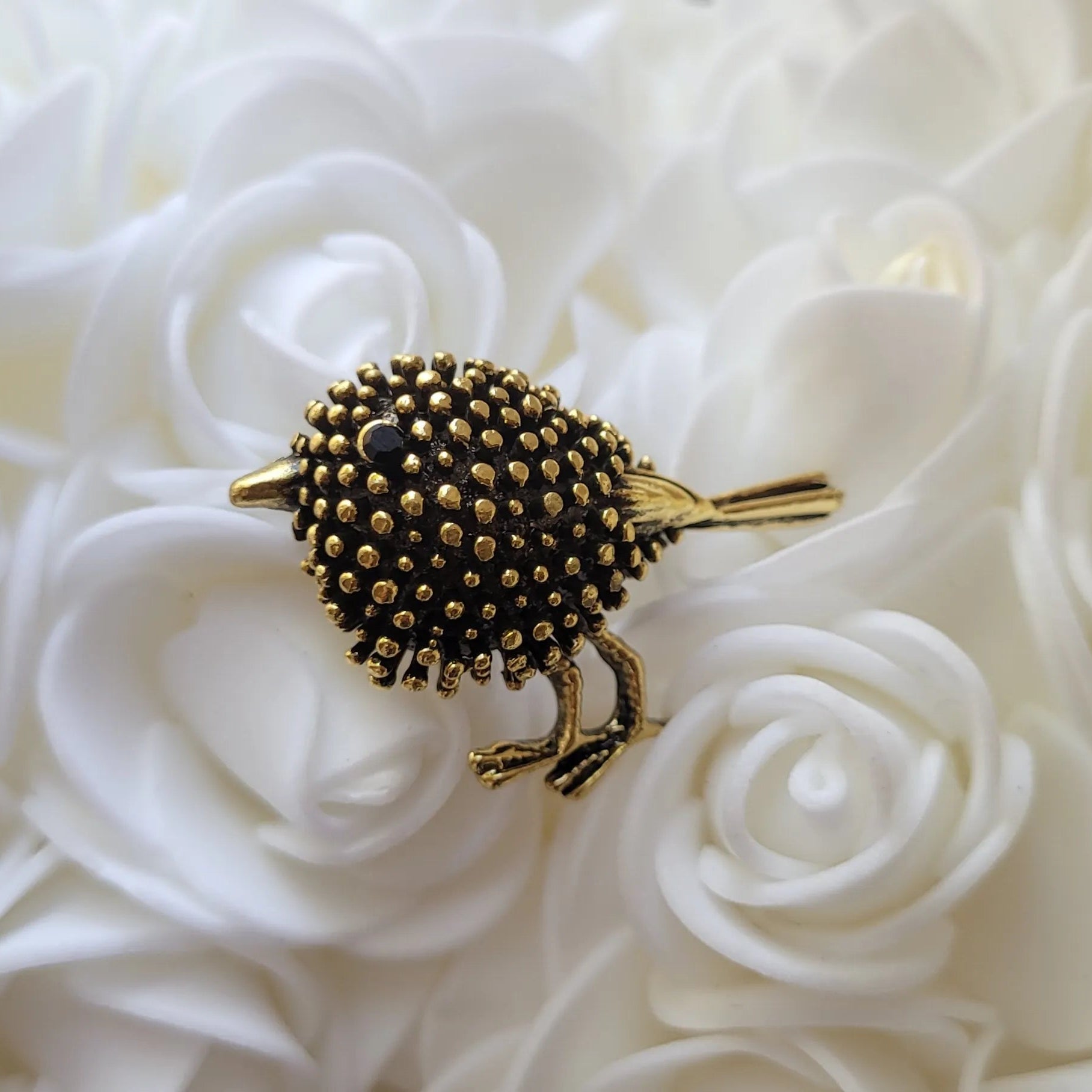 broche dorée Marlo, une broche oiseau fantaisie, un bijou tendance