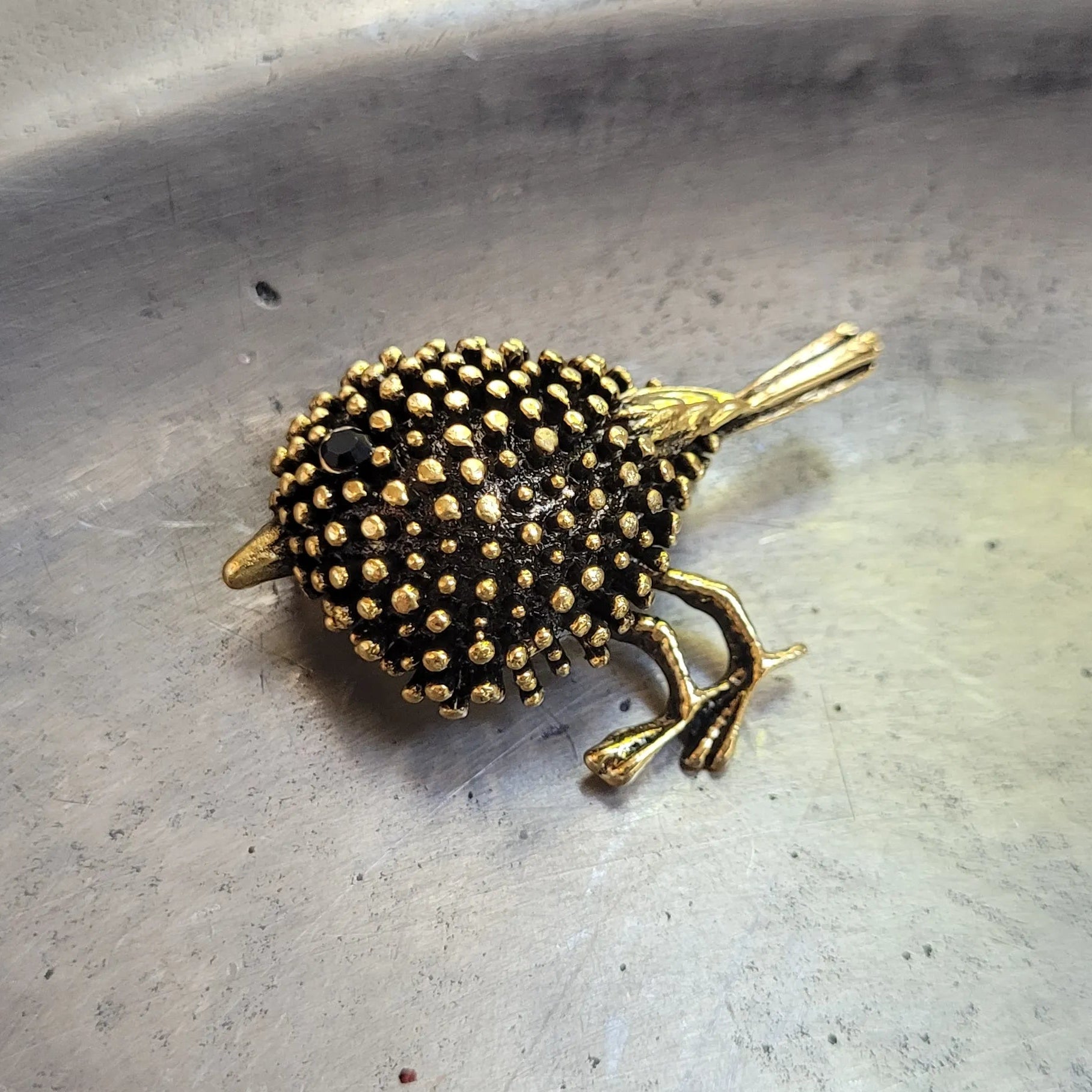 broche dorée Marlo, une broche oiseau fantaisie et charmante