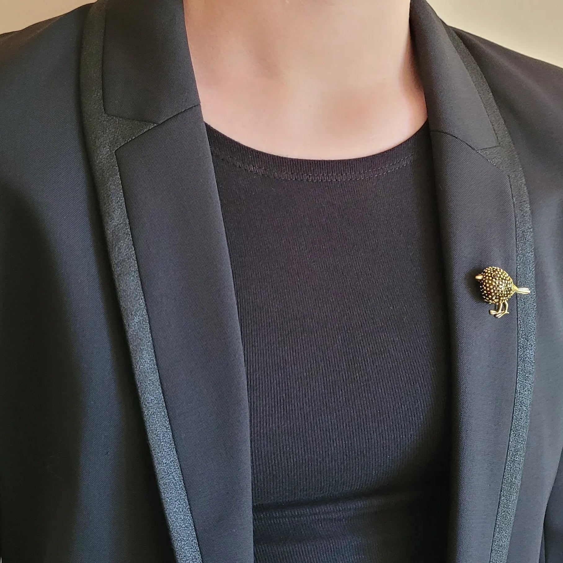 broche dorée Marlo, une broche oiseau pour vêtement de femme, un bijou tendance