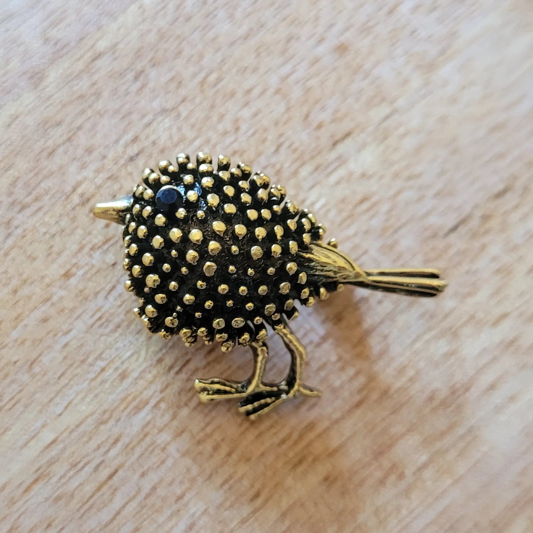 broche dorée Marlo, une broche oiseau charmante pour vêtement de femme