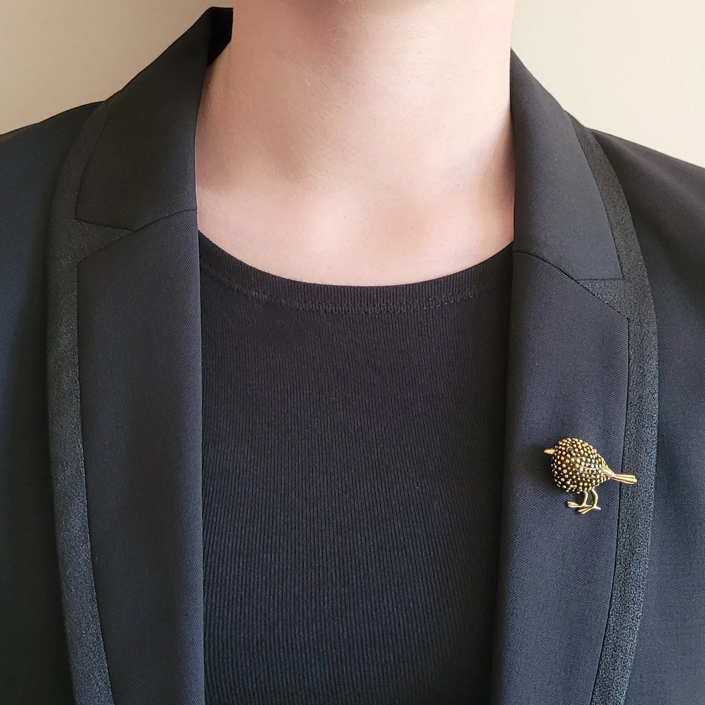 broche dorée Marlo, une broche oiseau charmante