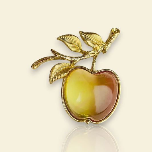 Broche dorée Méline, une broche pomme lumineuse