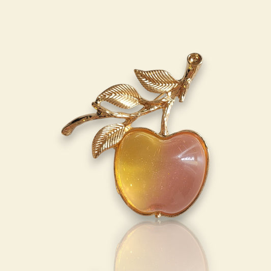 broche dorée Méline, une broche pomme, bijou tendance