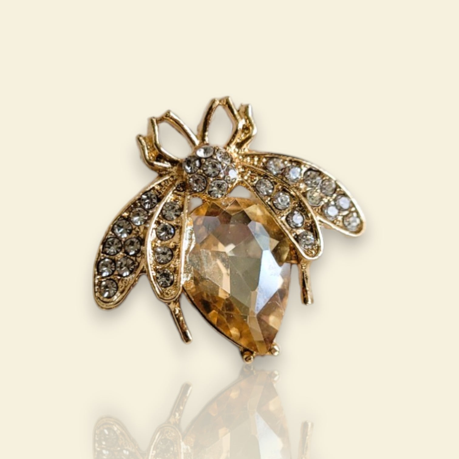 broche dorée Mellya, une broche bijoux d’une abeille ornée d’un strass nude