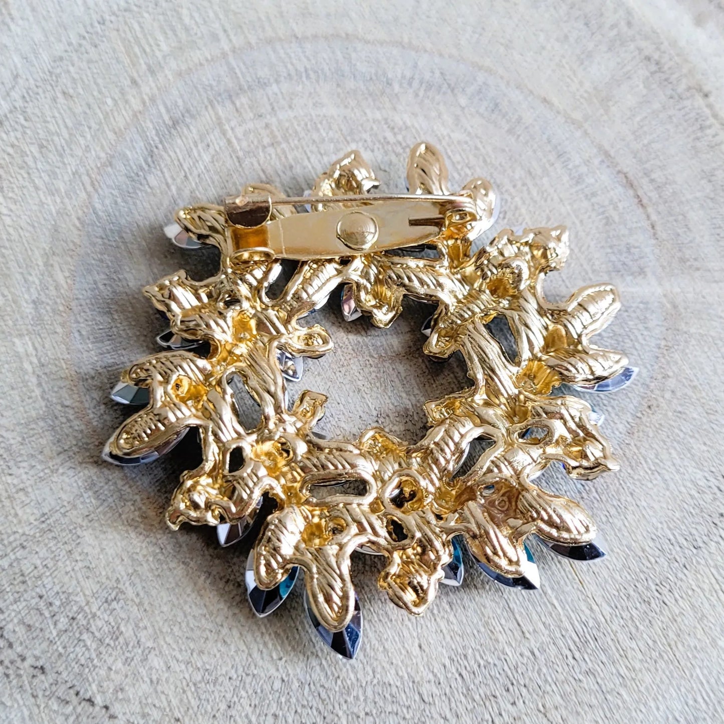 broche dorée Merveilleuse, un bijou moderne en forme de couronne de strass bleue