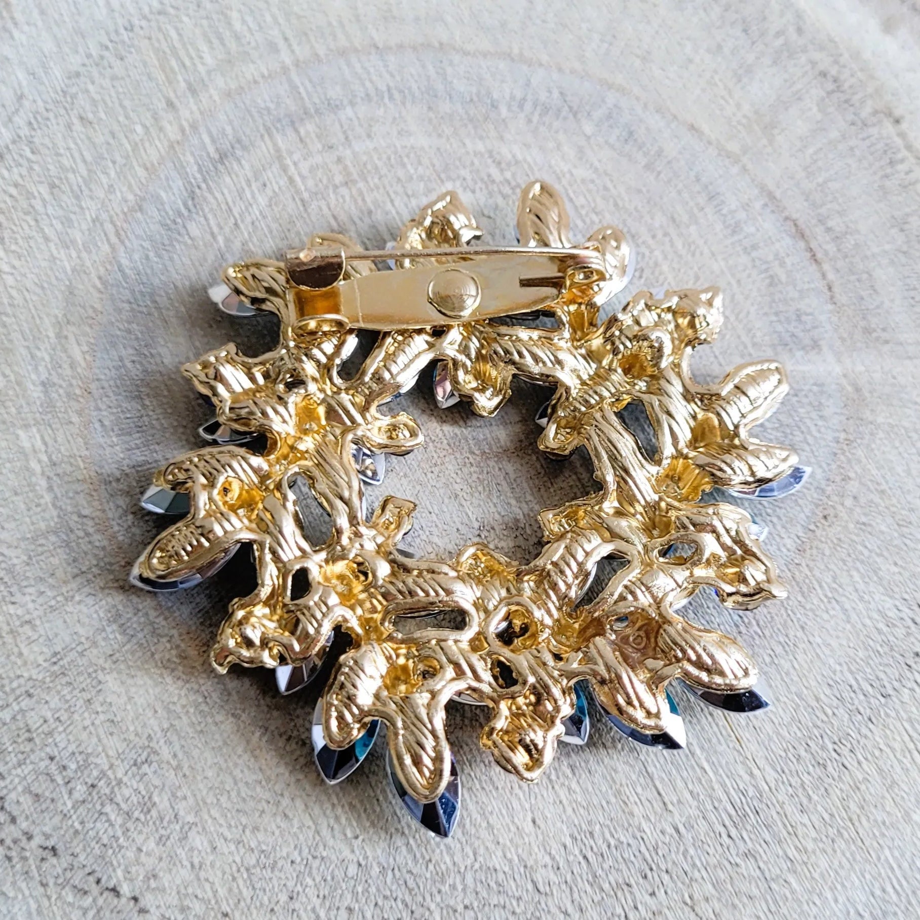 broche dorée Merveilleuse, un bijou moderne en forme de couronne de strass bleue