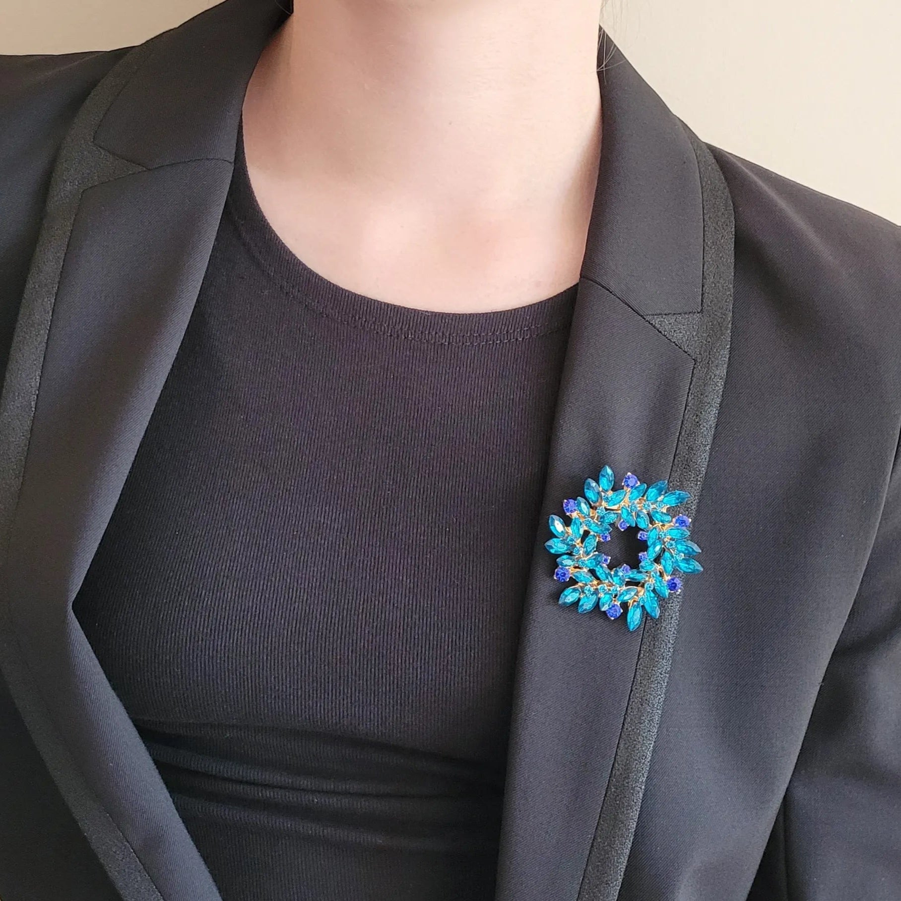 broche dorée Merveilleuse, une broche en forme de couronne de strass bleue pour femme chic