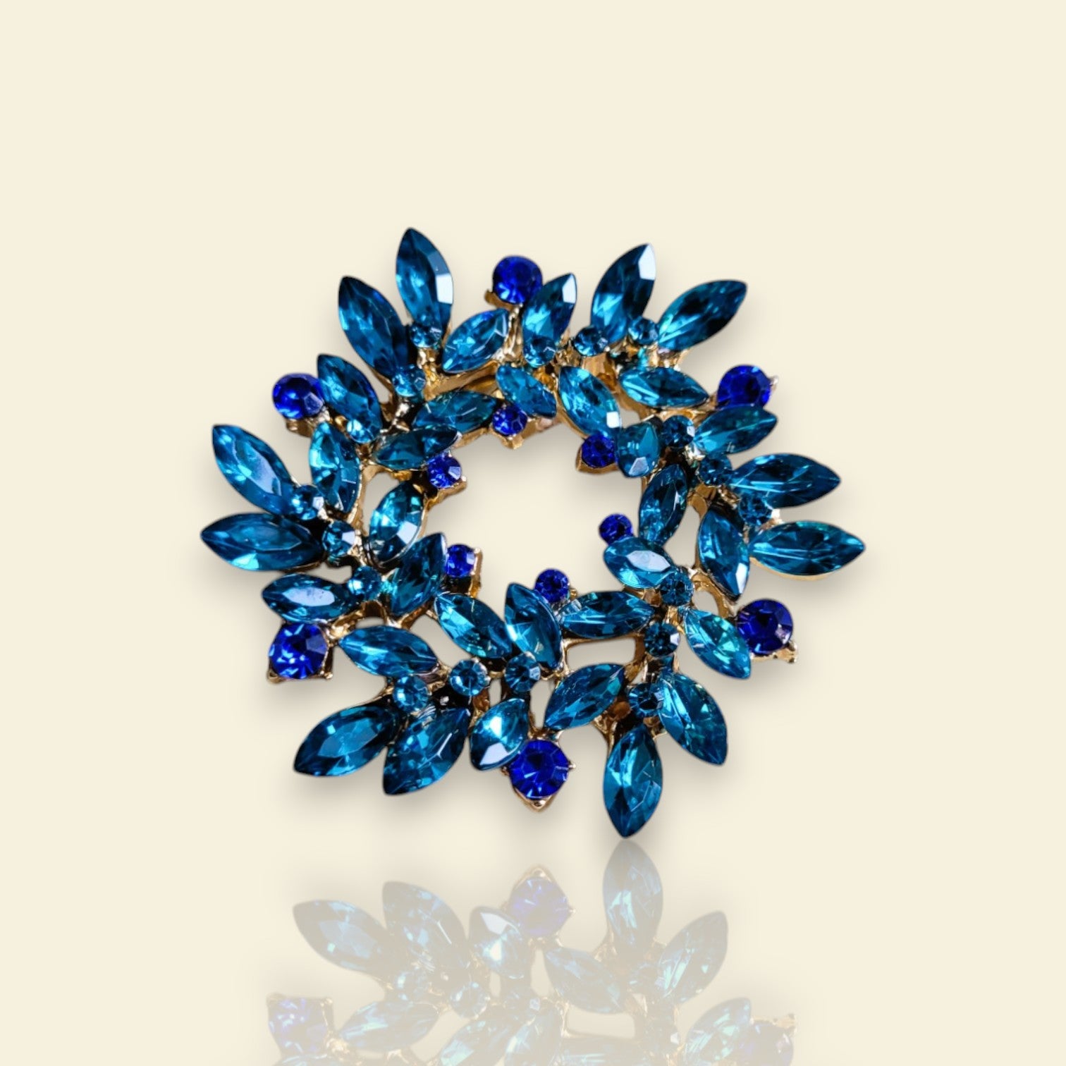 broche dorée Merveilleuse en couronne de strass bleue de la collection de broches bijoux