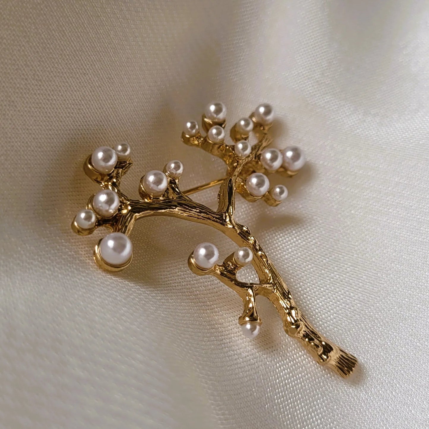 broche dorée Orélia, un bijou moderne fantaisie