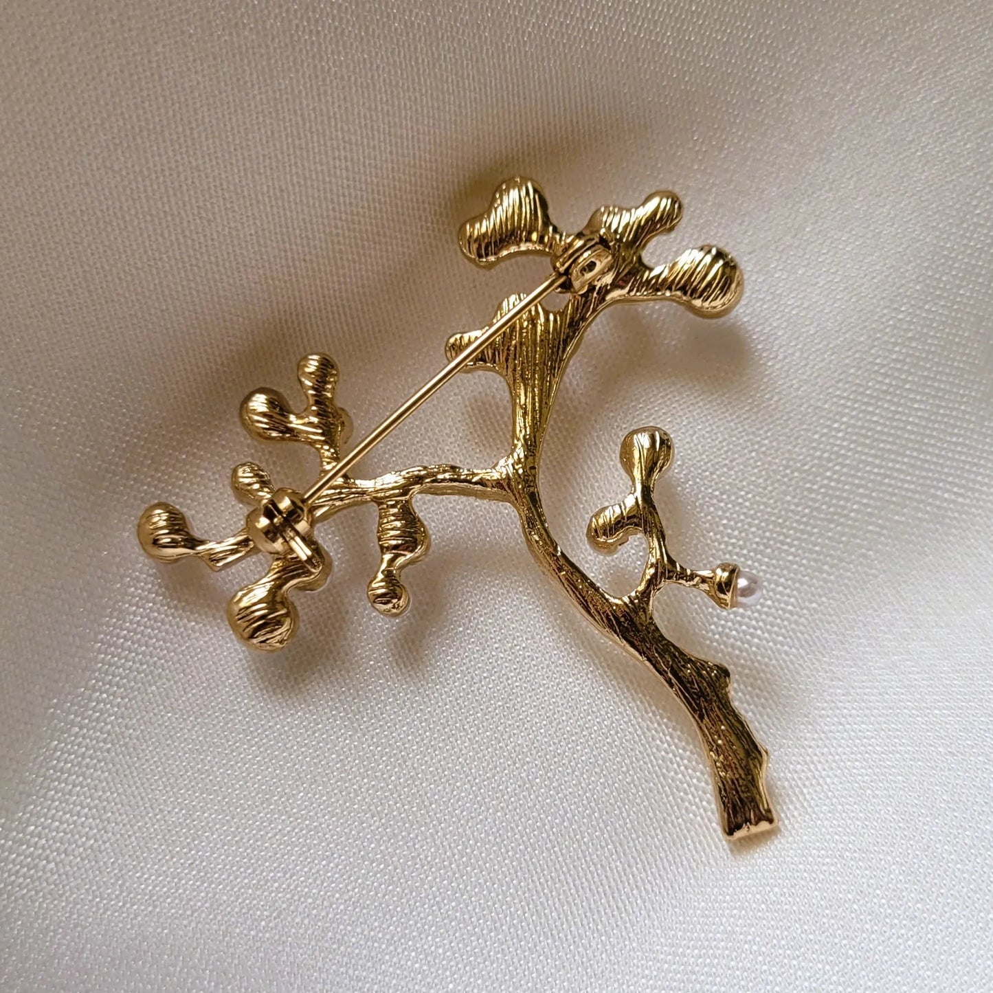 broche dorée Orélia, une broche moderne fantaisie