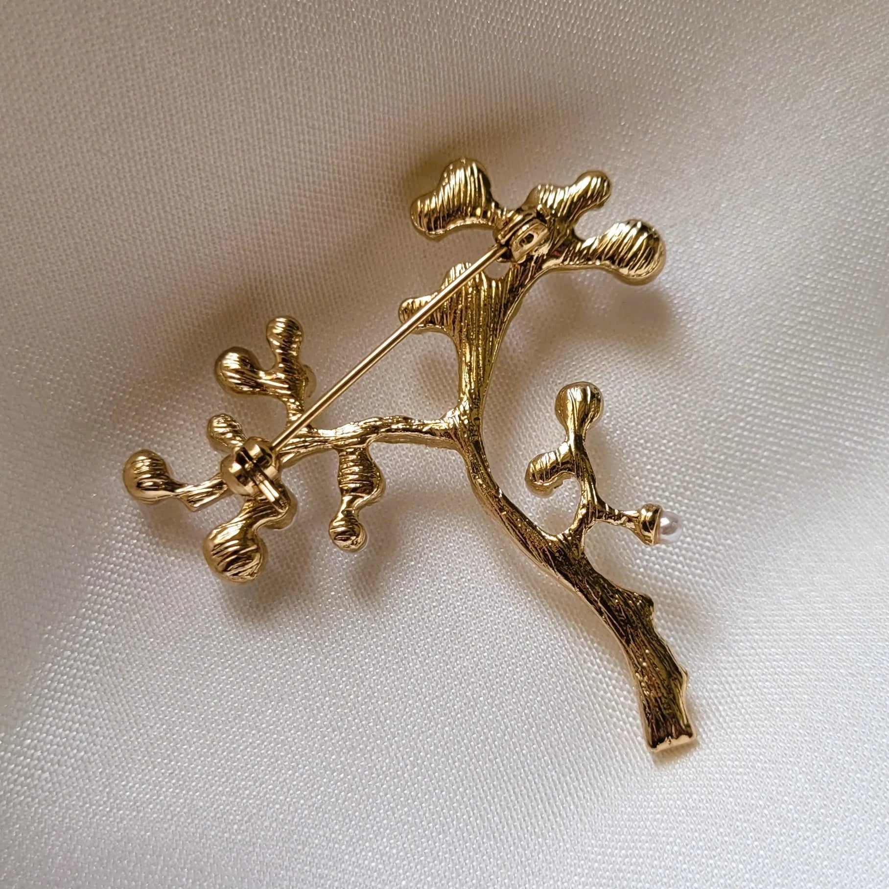 broche dorée Orélia, une broche moderne fantaisie