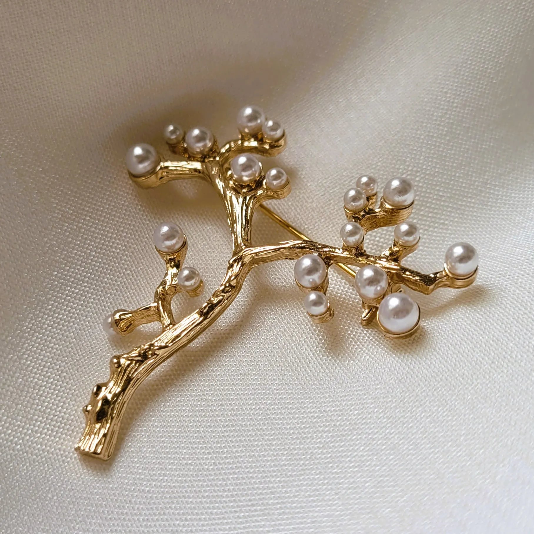 broche dorée Orélia, une broche moderne végétale d’un arbre de vie perlé