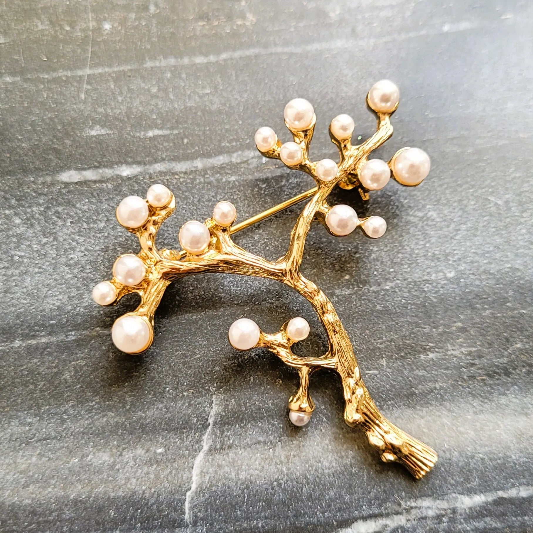 broche dorée Orélia, une broche fantaisie pour vêtement