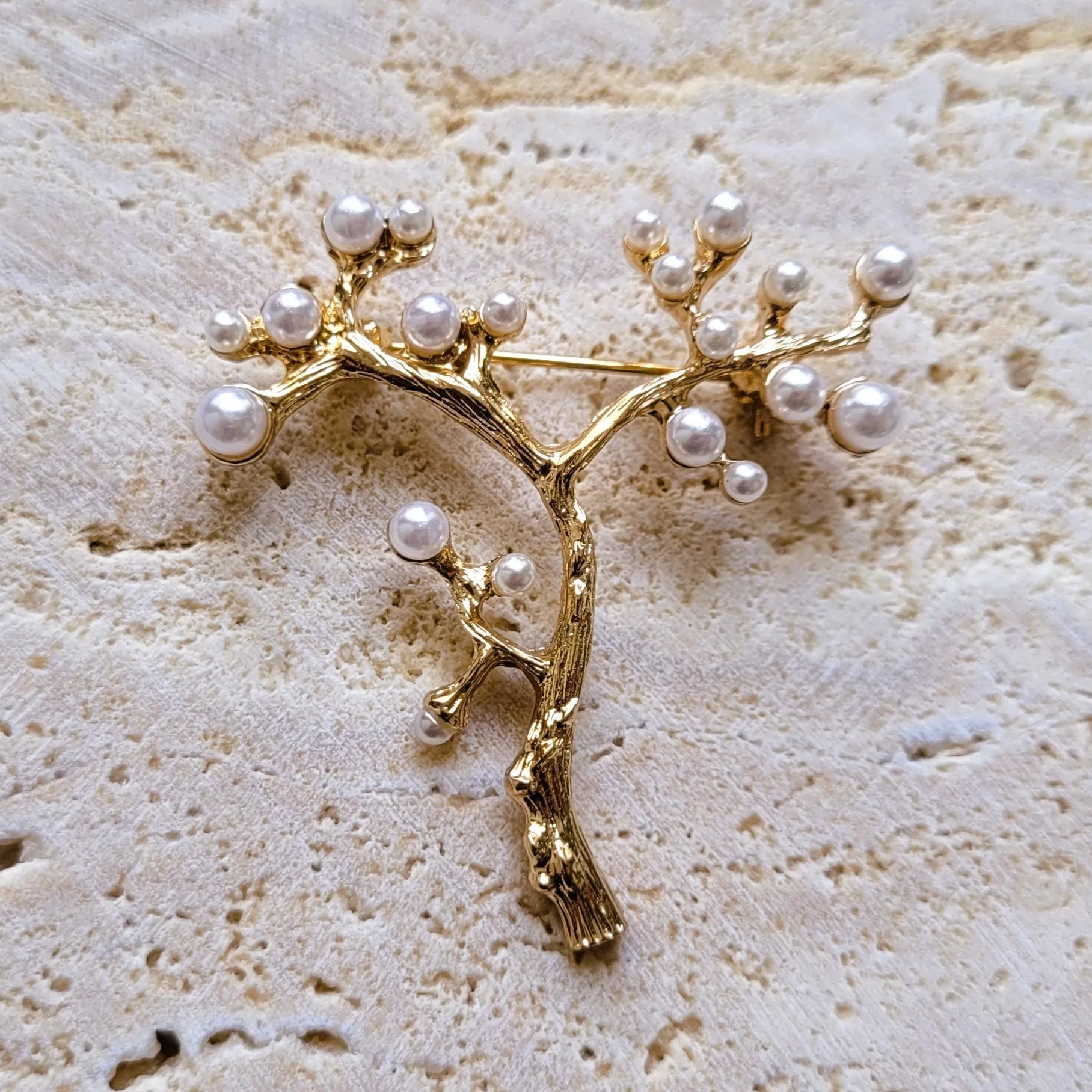 broche dorée Orélia, une broche végétale d’un arbre de vie perlé pour vêtement 