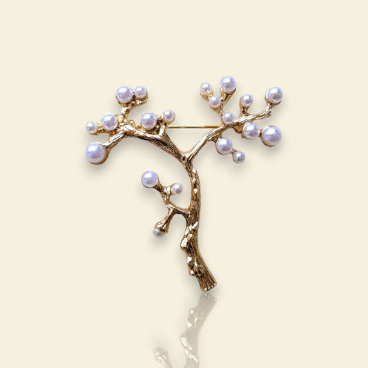 broche dorée Orélia, une broche fantaisie pour vêtement de femme