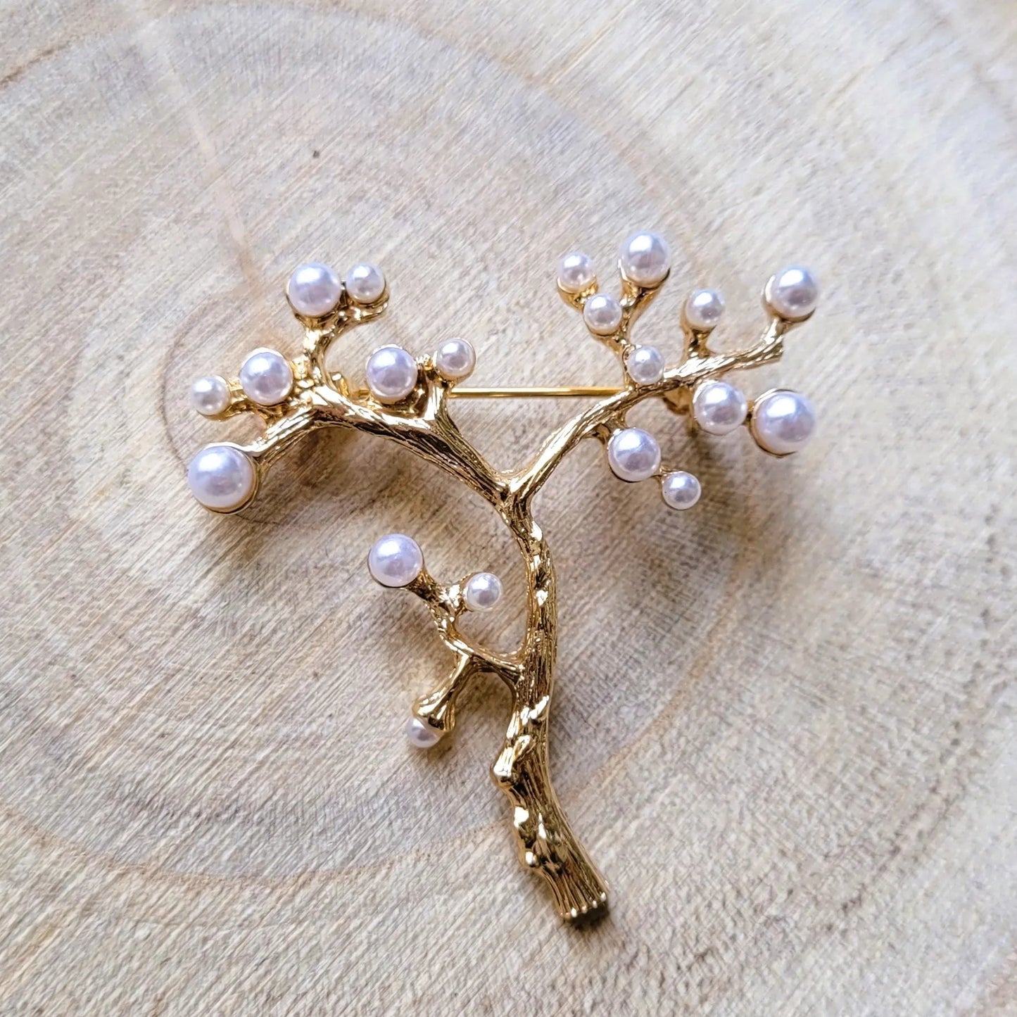 broche dorée Orélia, un bijou fantaisie