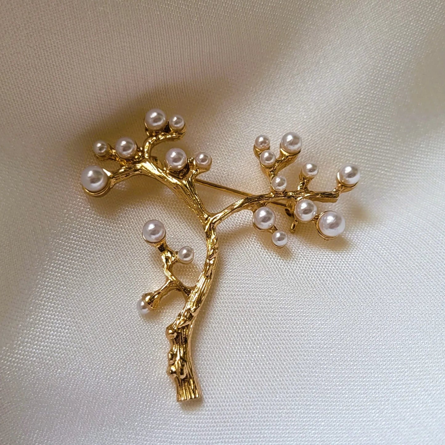 broche dorée Orélia, un bijou végétal d’un arbre de vie perlé