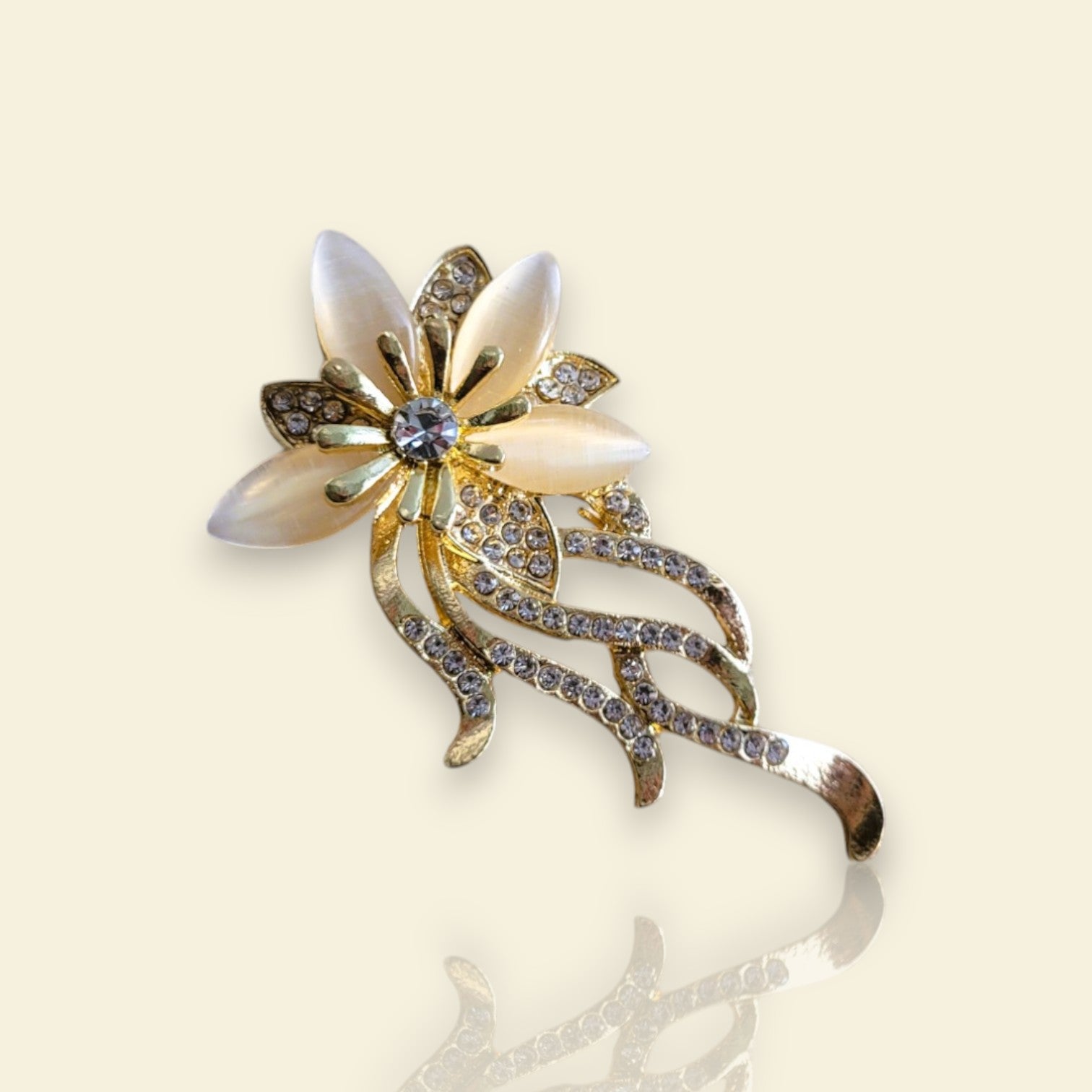 broche dorée Orphéa, une broche d’une fleur aux délicates longues tiges pour femme chic