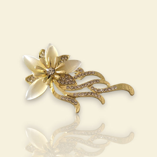 broche dorée Orphéa, une broche d’une fleur aux délicates longues tiges pour femme chic