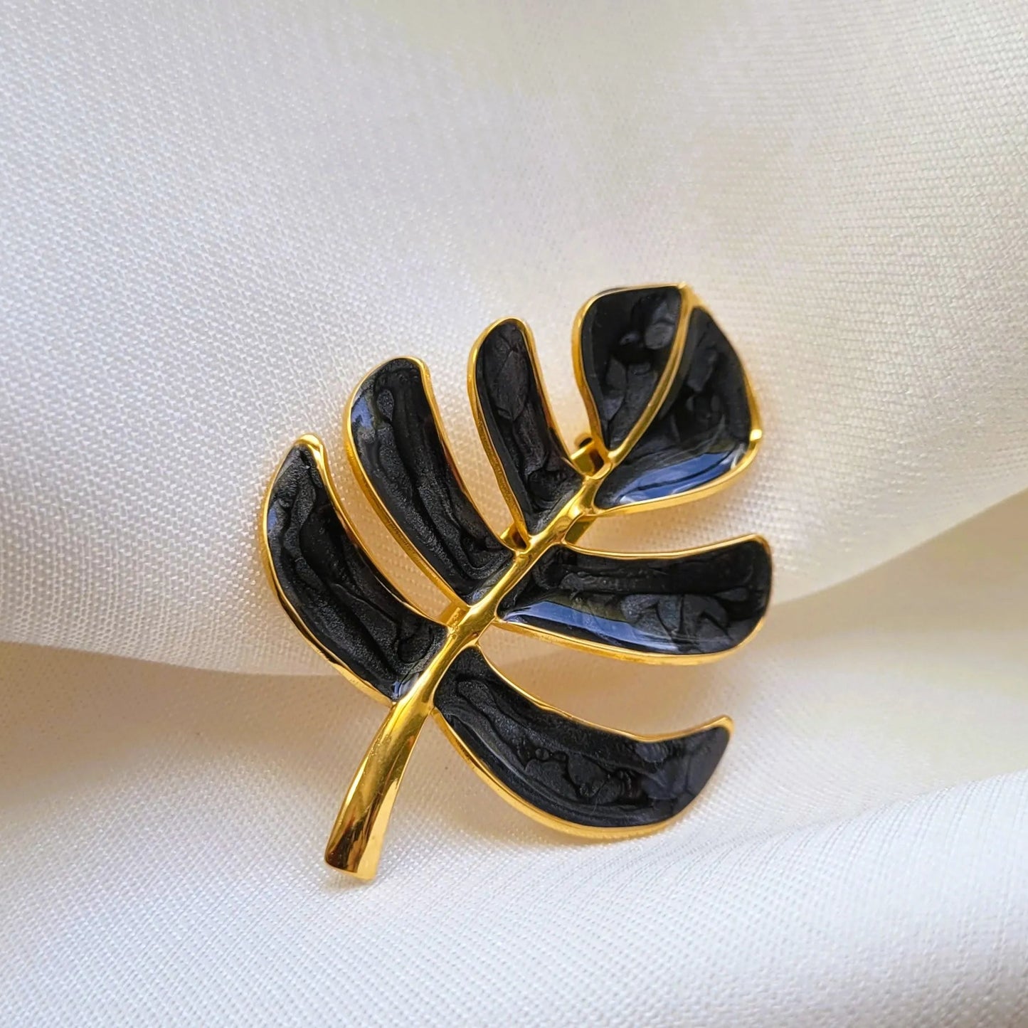 broche dorée Palma, une broche fantaisie moderne et tropicale