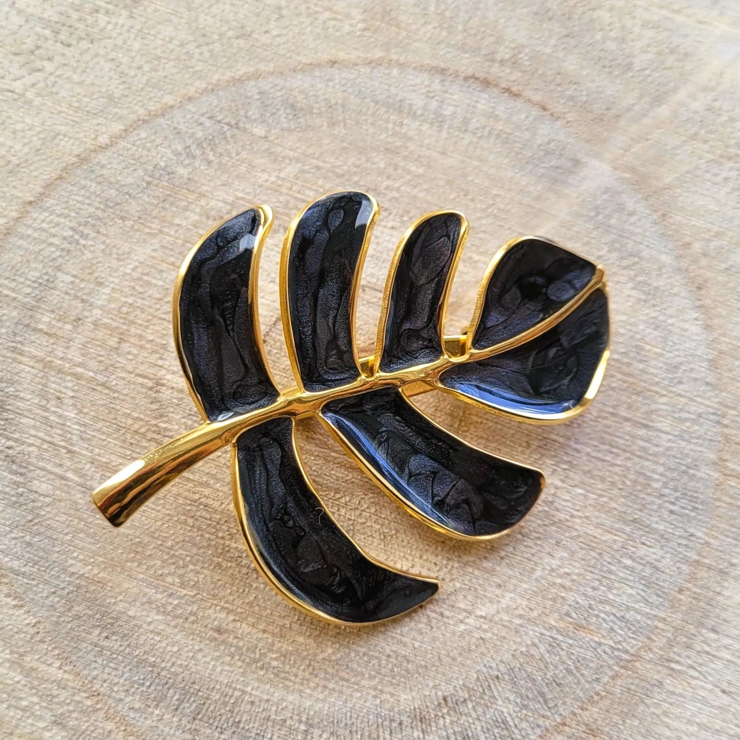 broche dorée Palma, une broche végétale d’une feuille de palme anthracite pour vêtement 