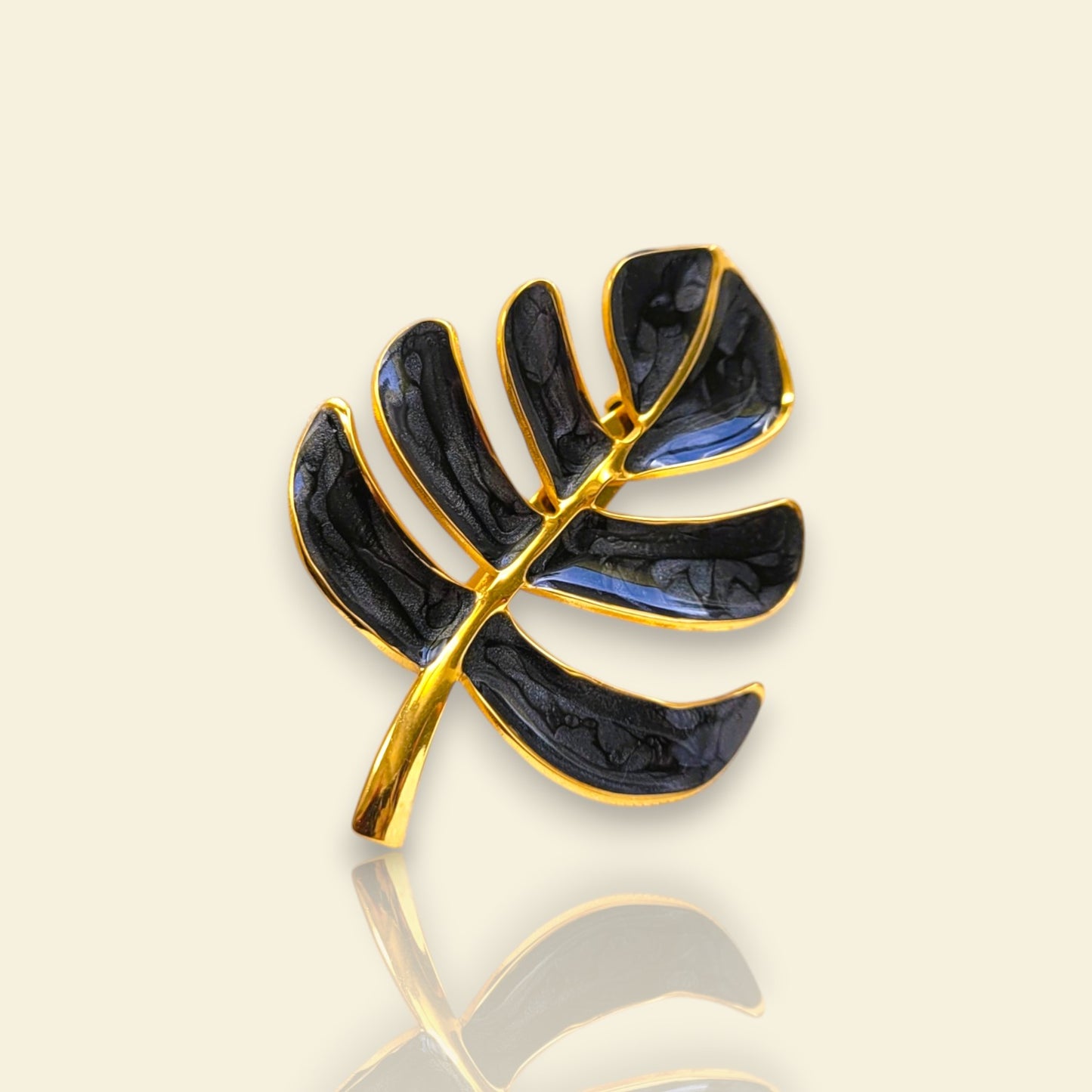 broche dorée Palma, une broche fantaisie tropicale pour vêtement de femme