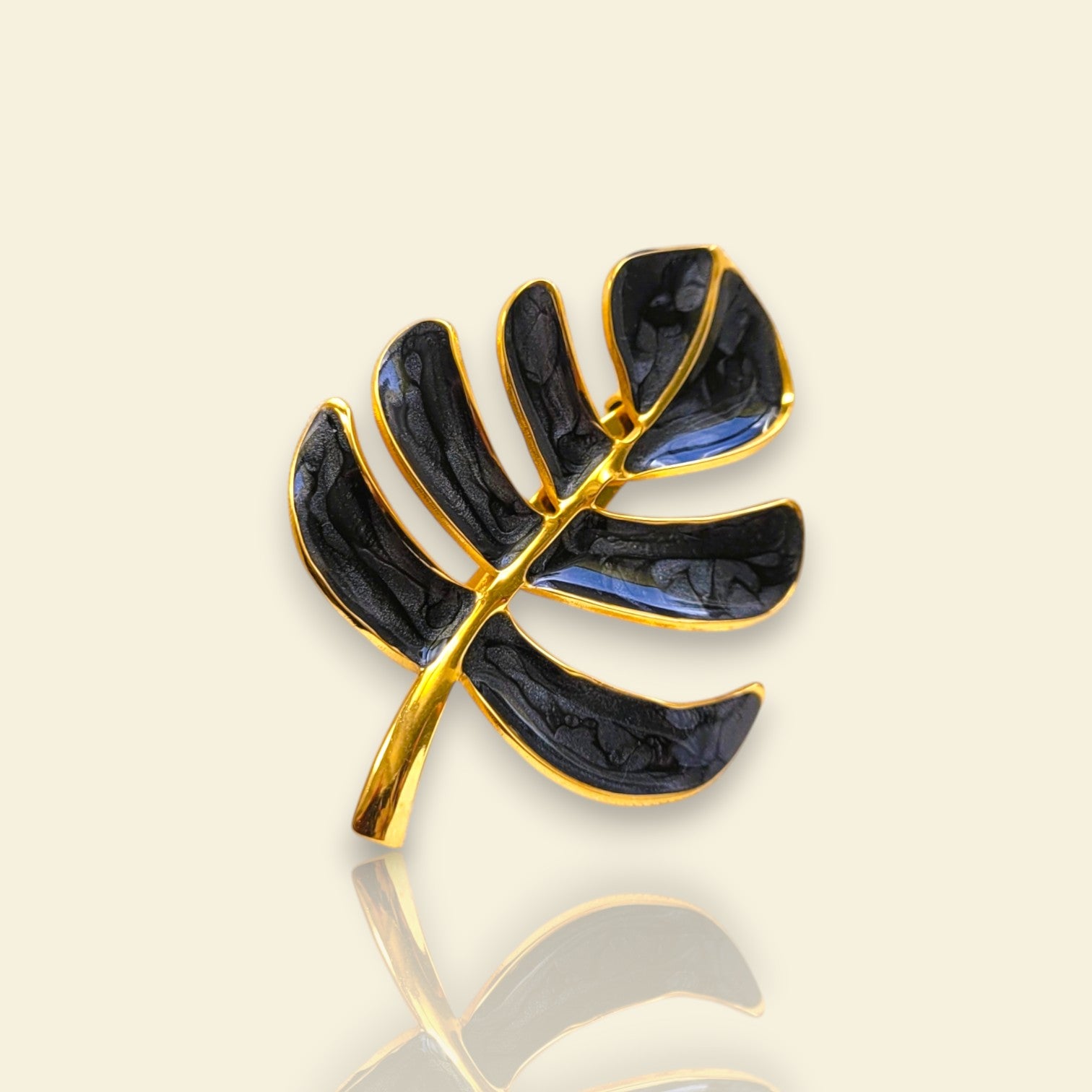 broche dorée Palma, une broche fantaisie tropicale pour vêtement de femme