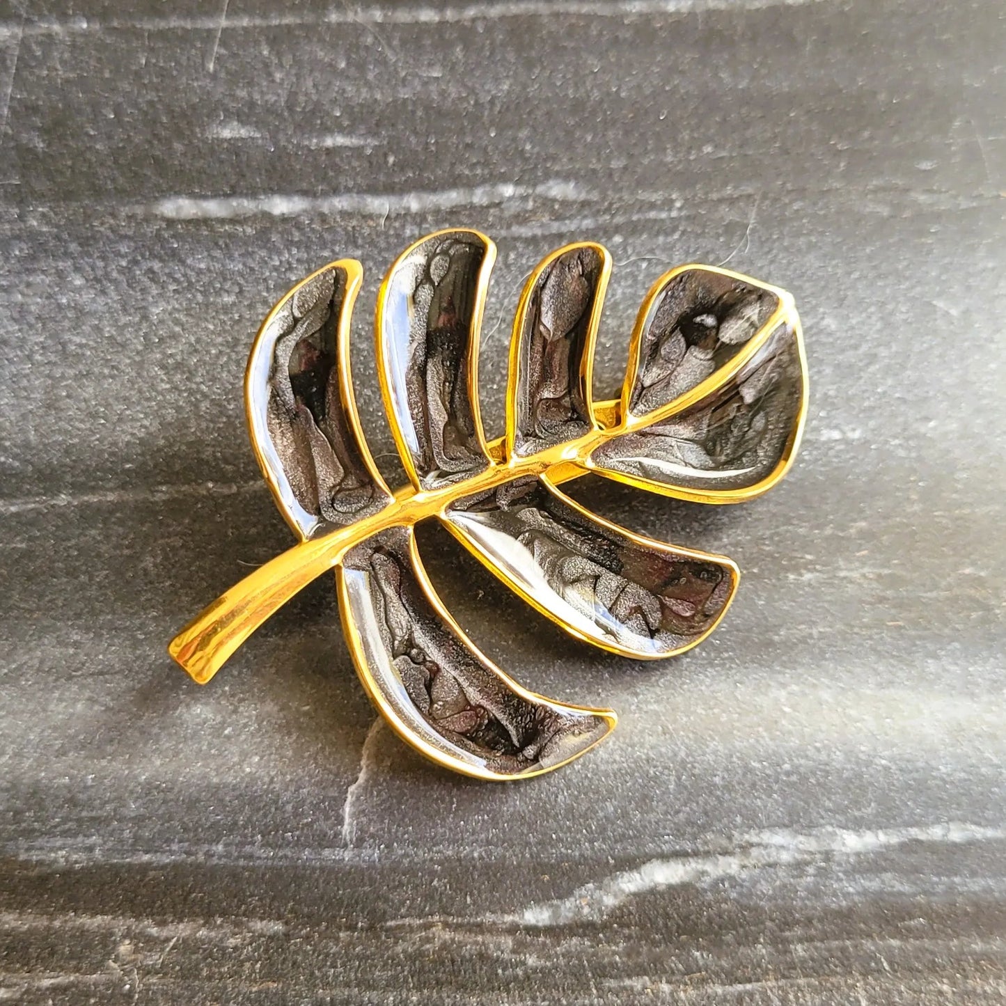 broche dorée Palma, une broche végétale d’une feuille de palme anthracite pour vêtement de femme